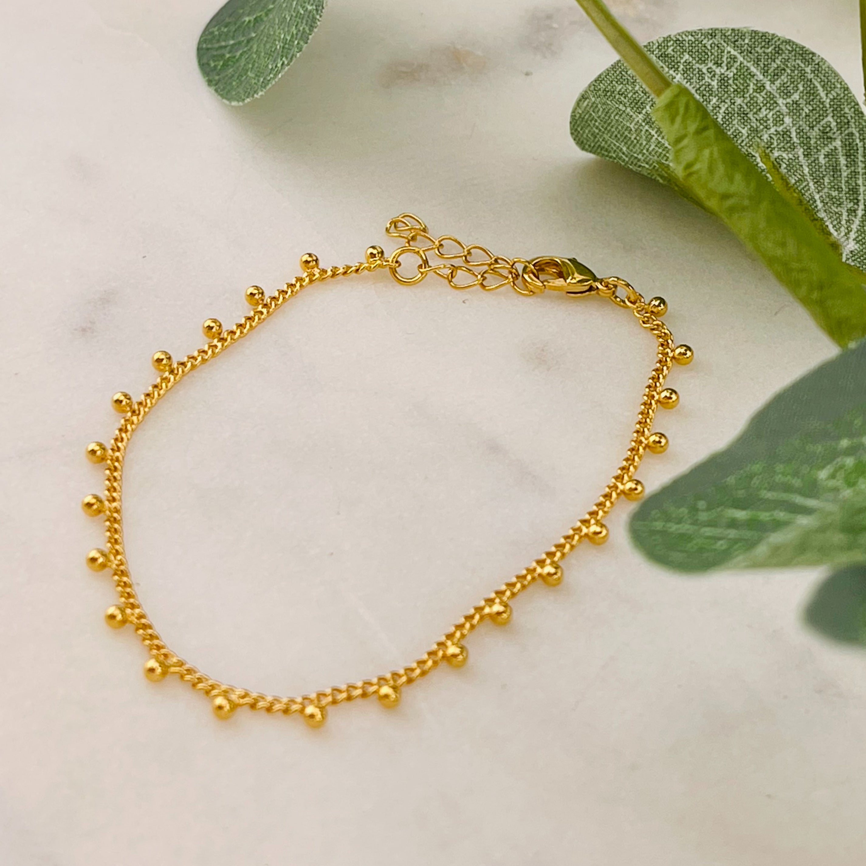 Feines Boho-Armkettchen mit Goldperlen Alessi