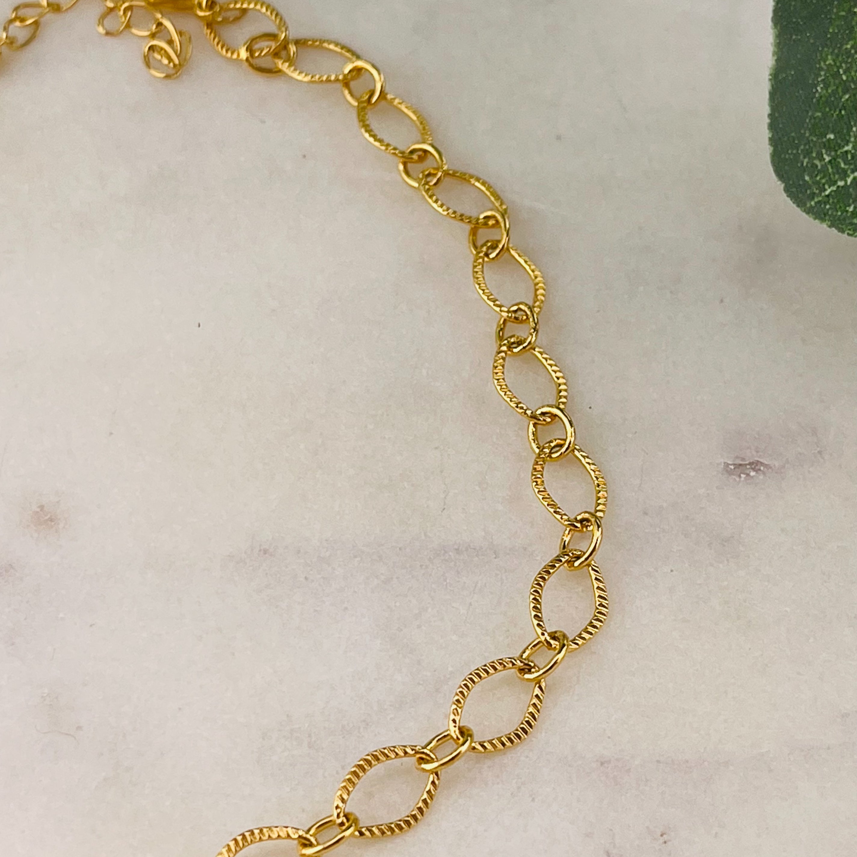 Goldenes Fusskettchen mit grösseren Kettengliedern Karia