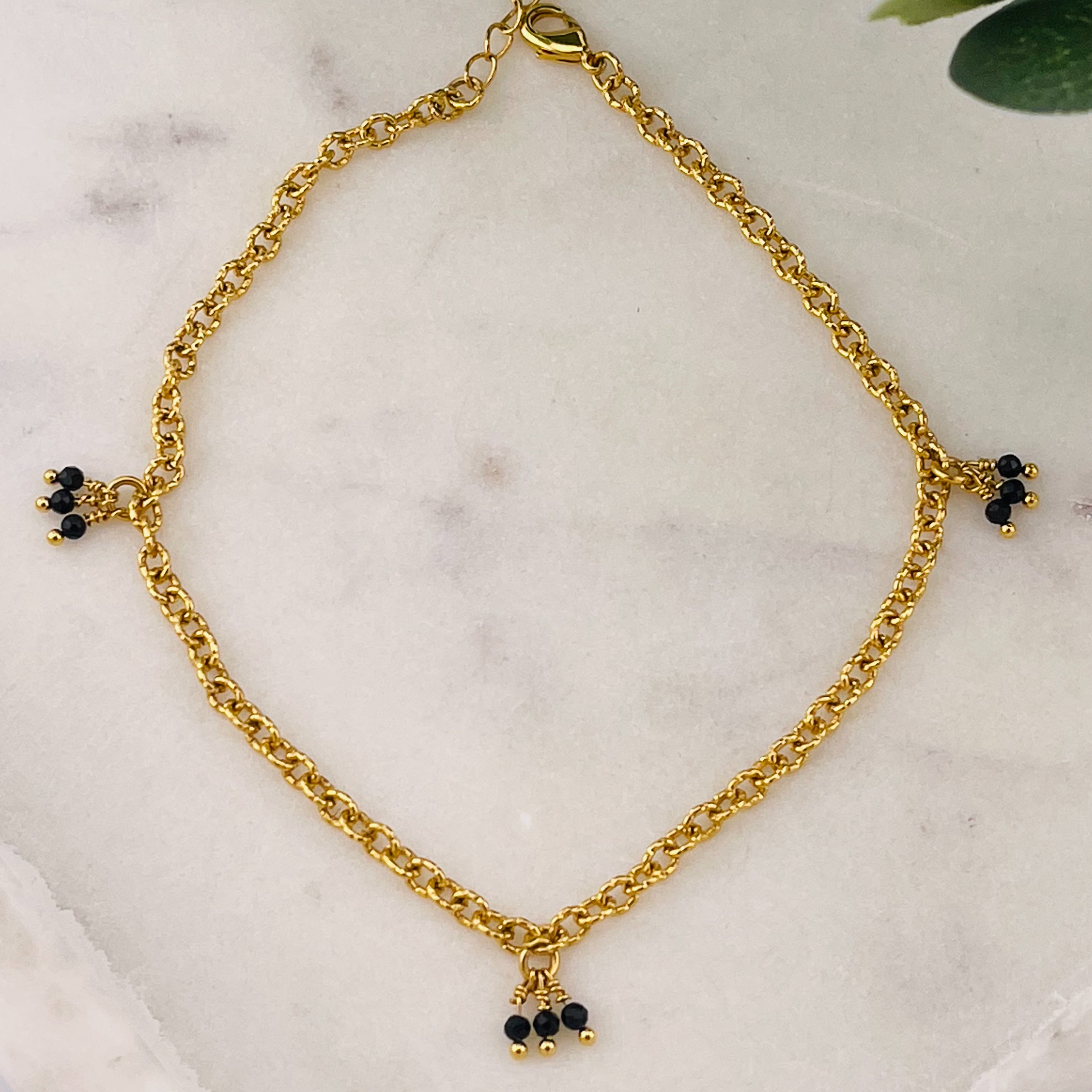 Goldenes Fusskettchen mit schwarzen Perlen Samada