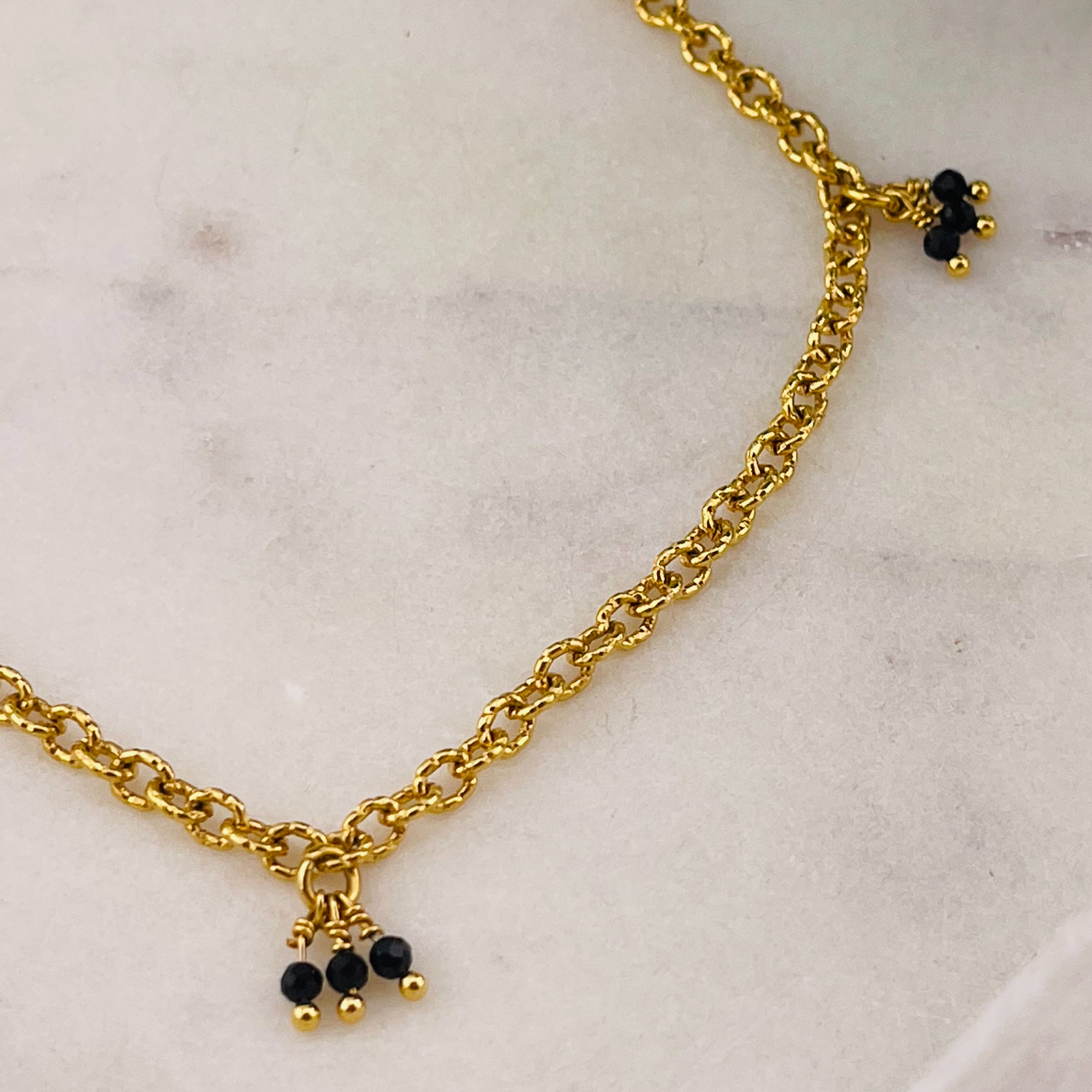 Goldenes Fusskettchen mit schwarzen Perlen Samada