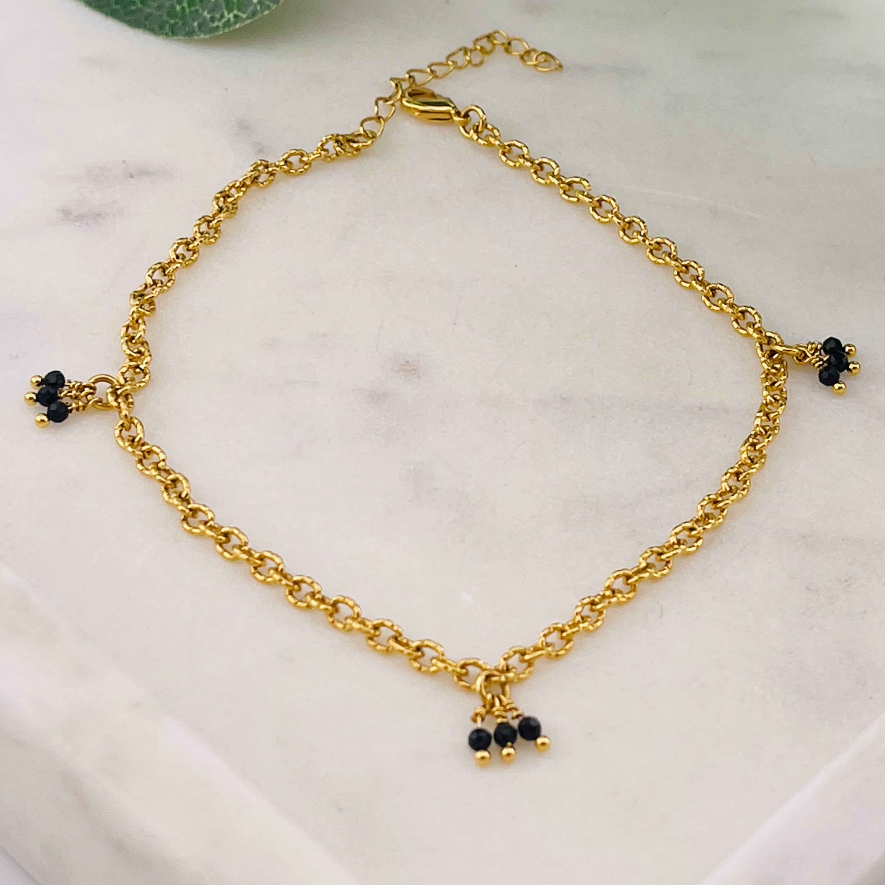 Goldenes Fusskettchen mit schwarzen Perlen Samada