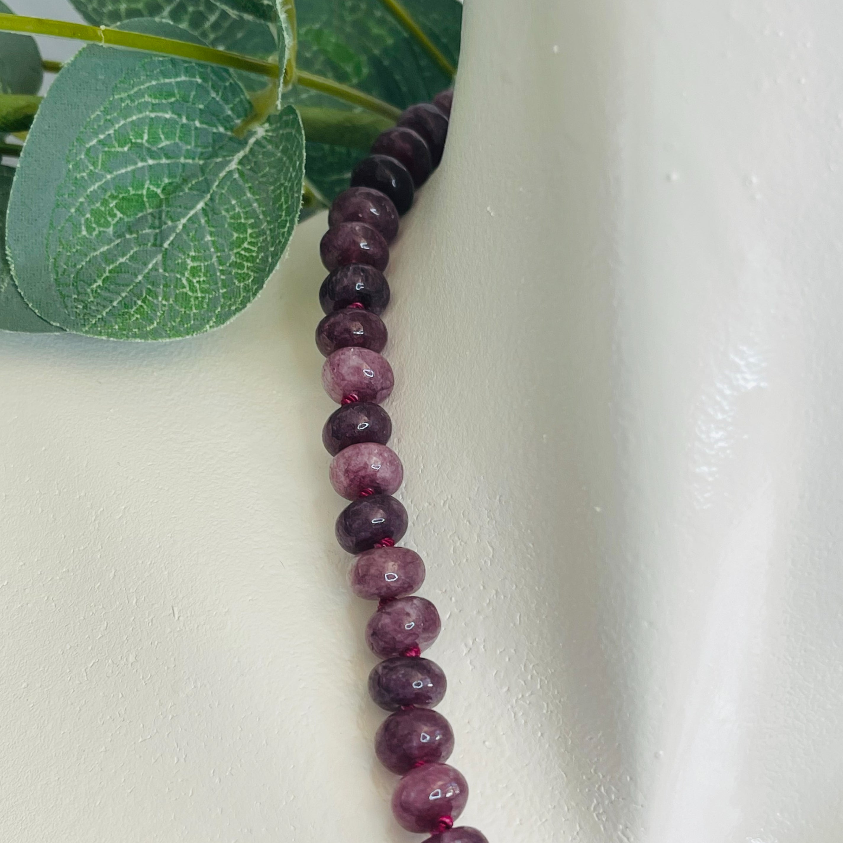 Pink Sand Halskette weinrote Jade und Gold Aminea