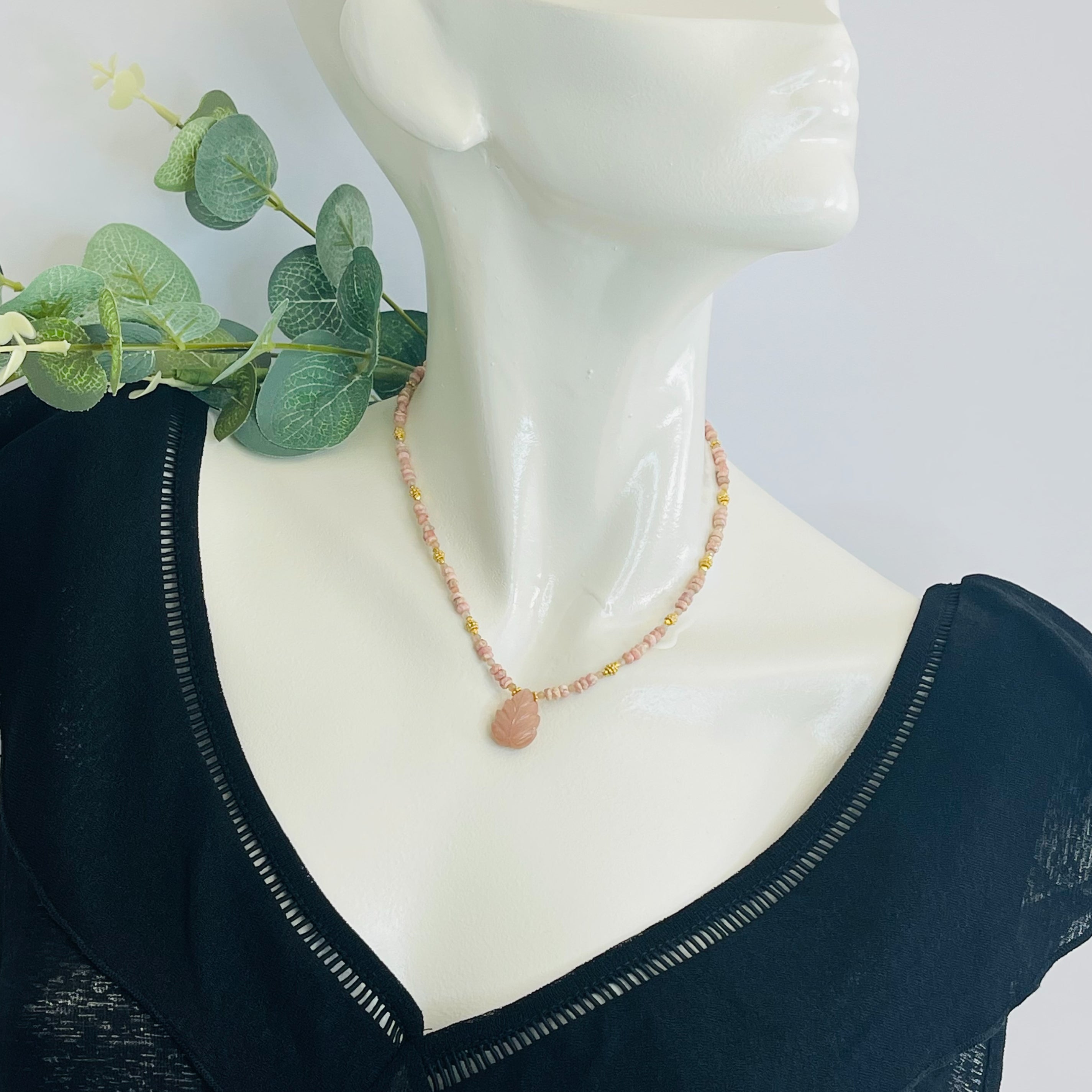 Elegante Halskette mit rosa Steinperlen und Anhänger Lilly