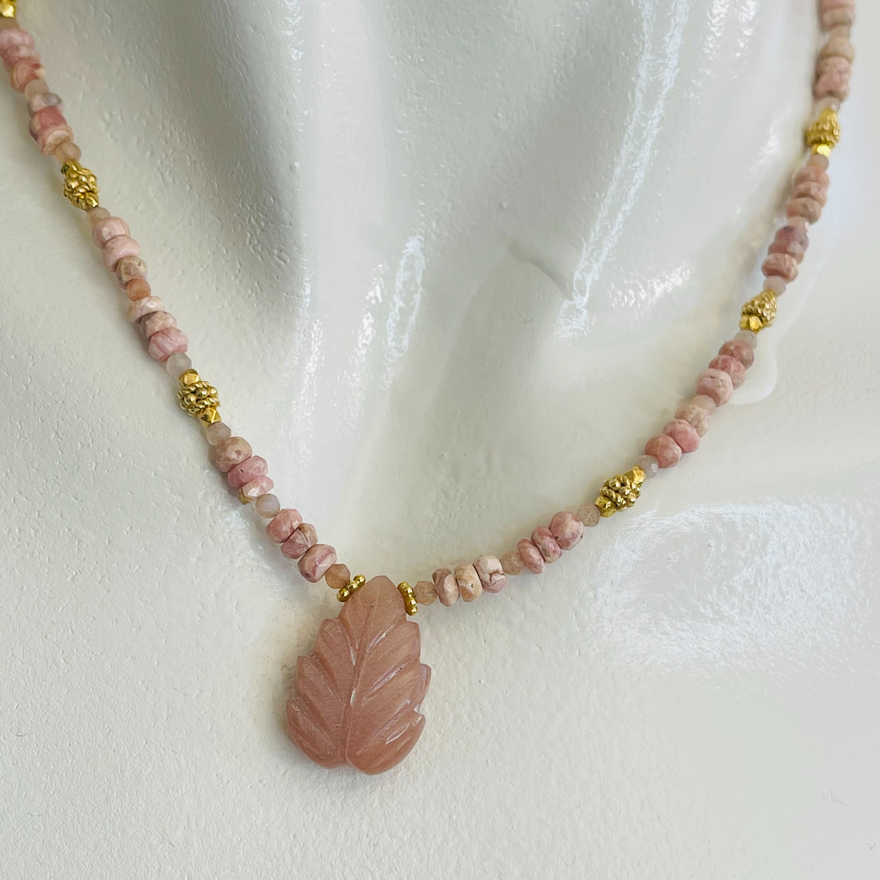 Elegante Halskette mit rosa Steinperlen und Anhänger Lilly