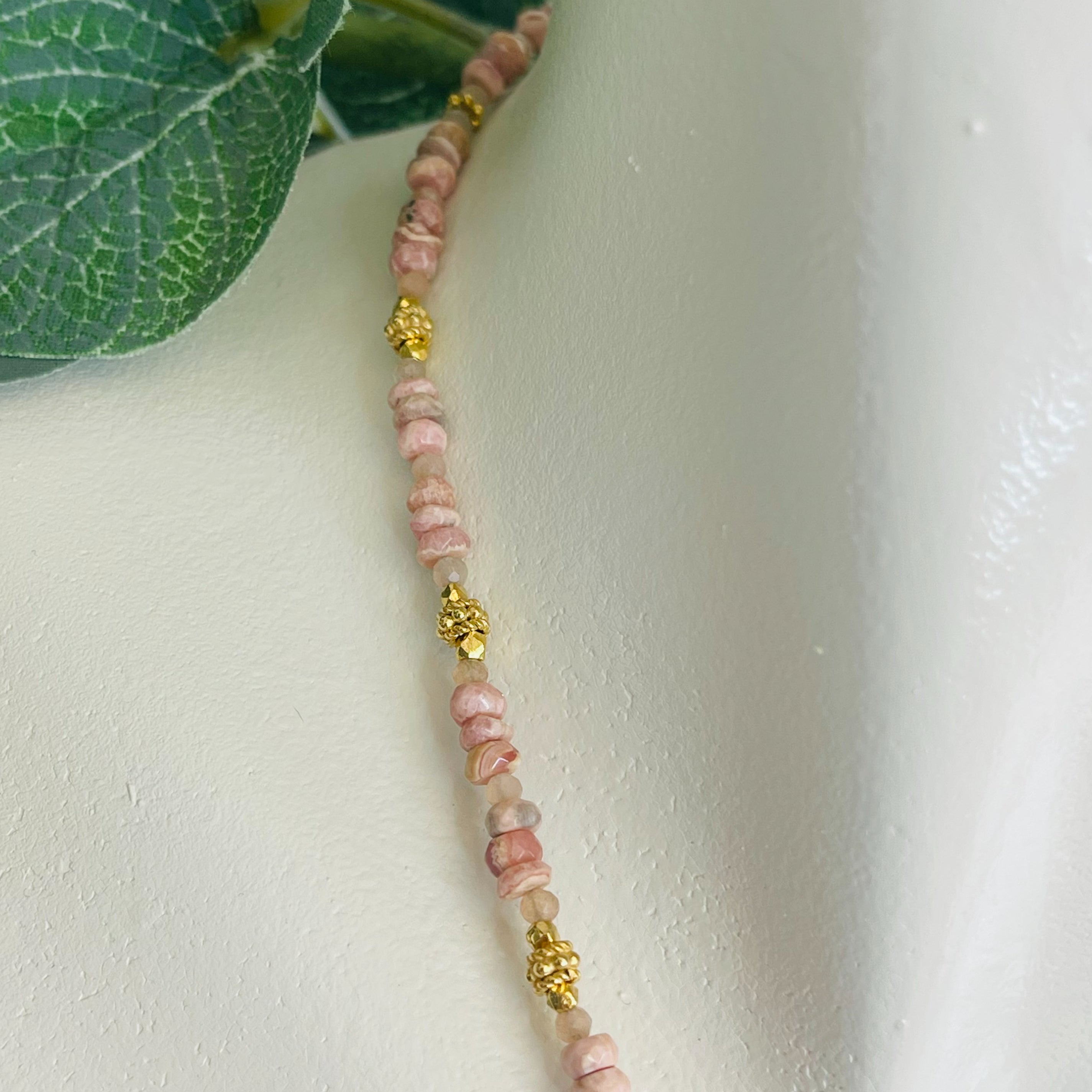 Elegante Halskette mit rosa Steinperlen und Anhänger Lilly