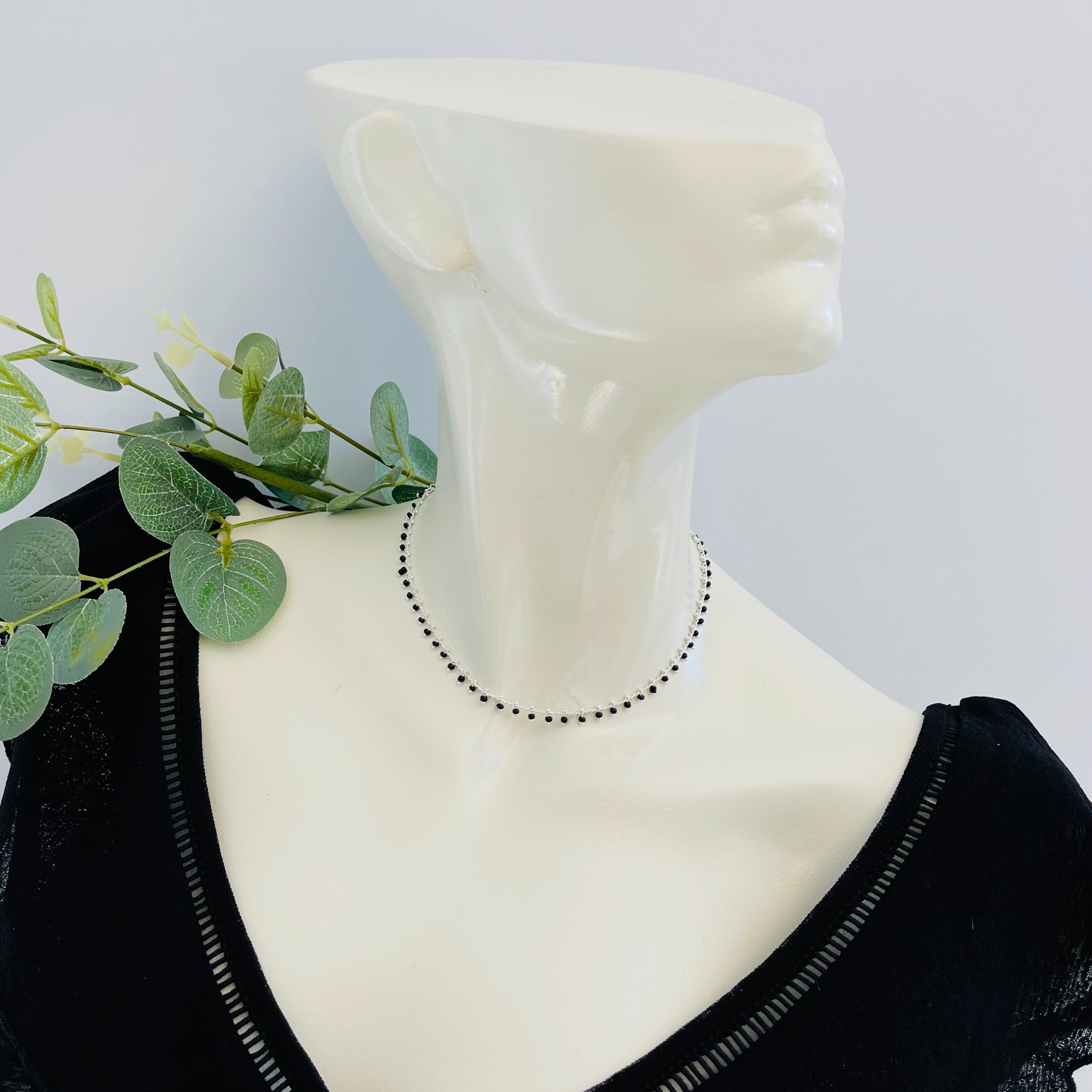 Feine Boho Silberkette mit schwarzen Perlen Bairo Malla