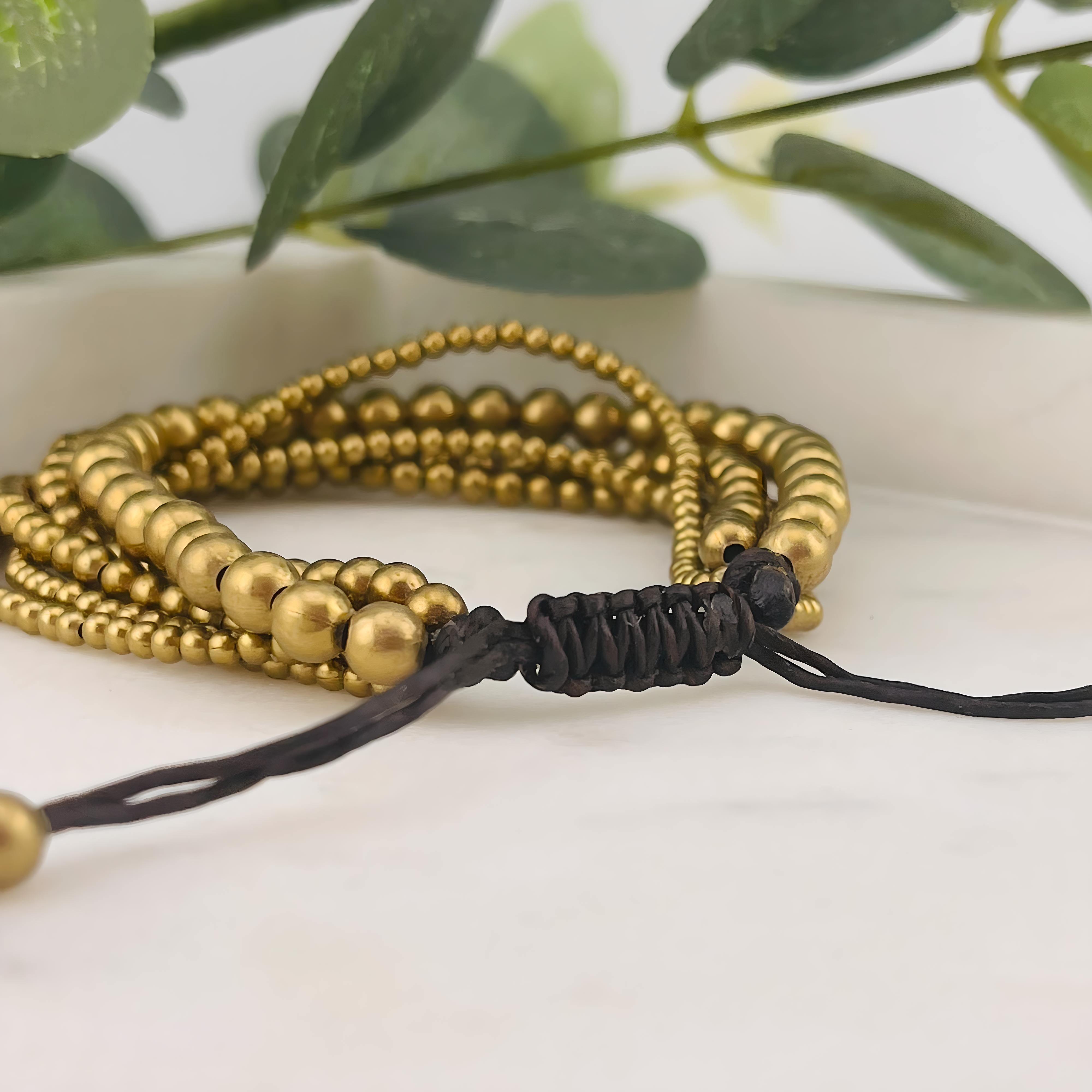 Multistrang Zugarmband Boho-Style mit goldenen Messingperlen Joella