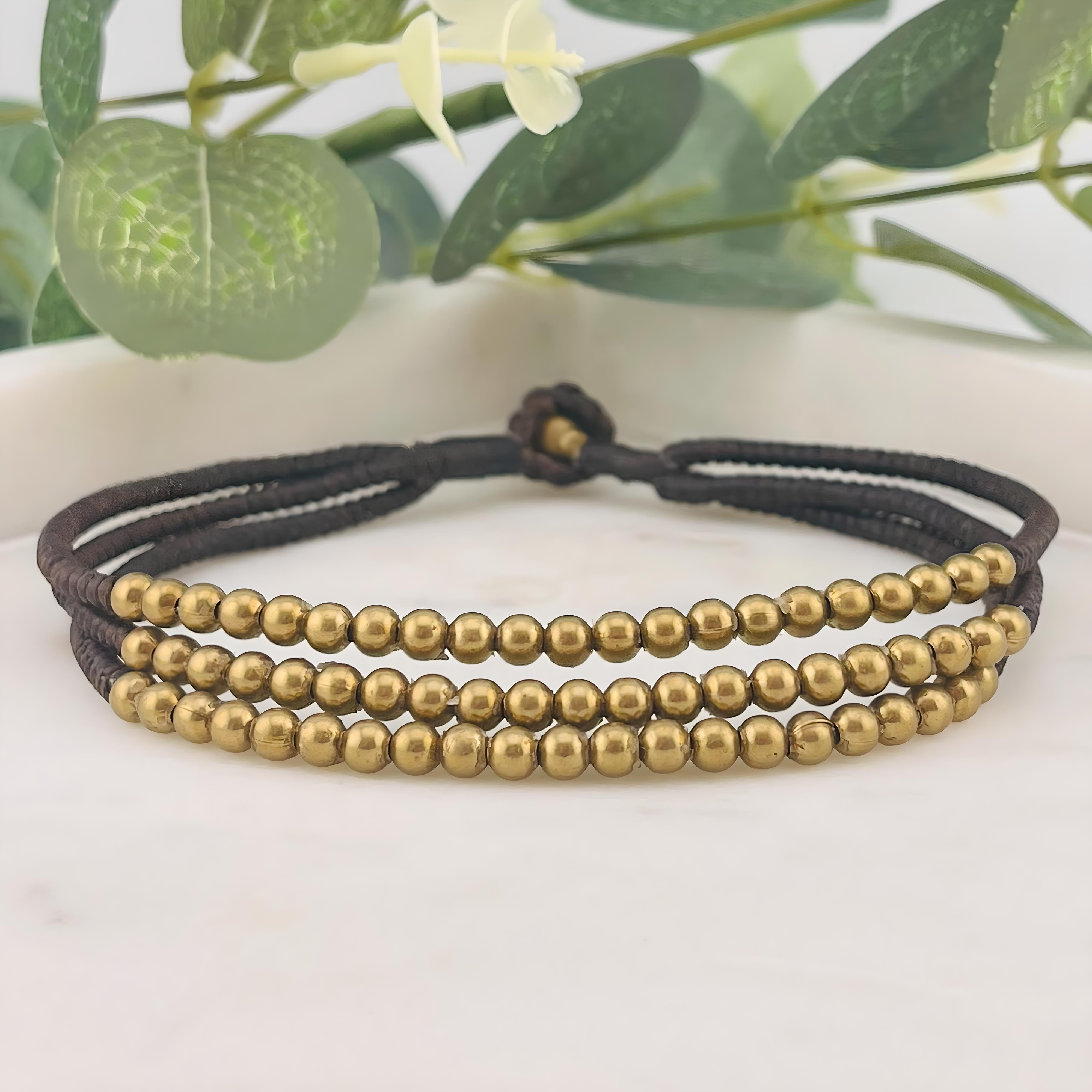 Boho Multistrang Fusskettchen mit goldenen Messingperlen Akiko