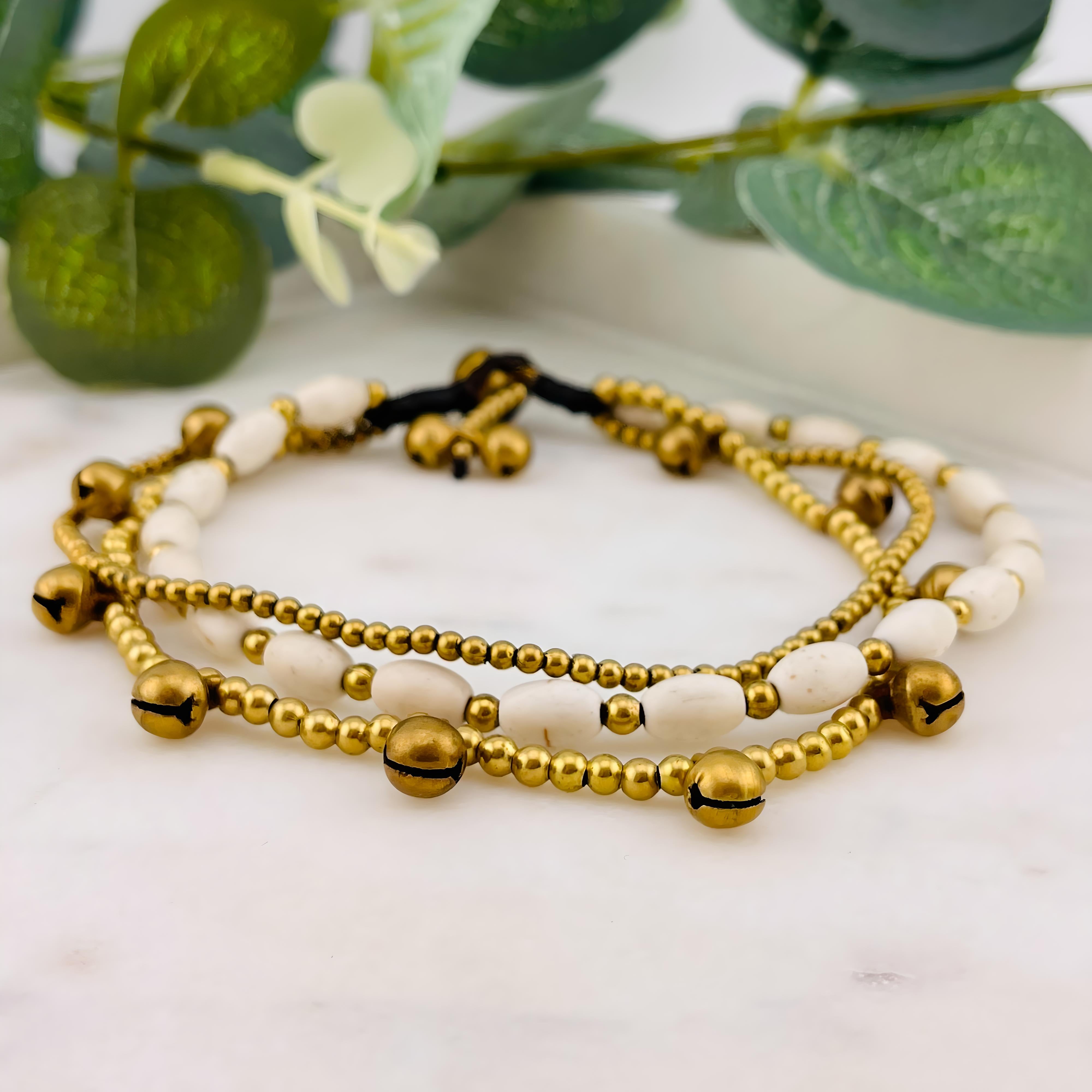 Boho Fusskettchen mit Goldperlen Glöckchen und weissen Steinen Kosima