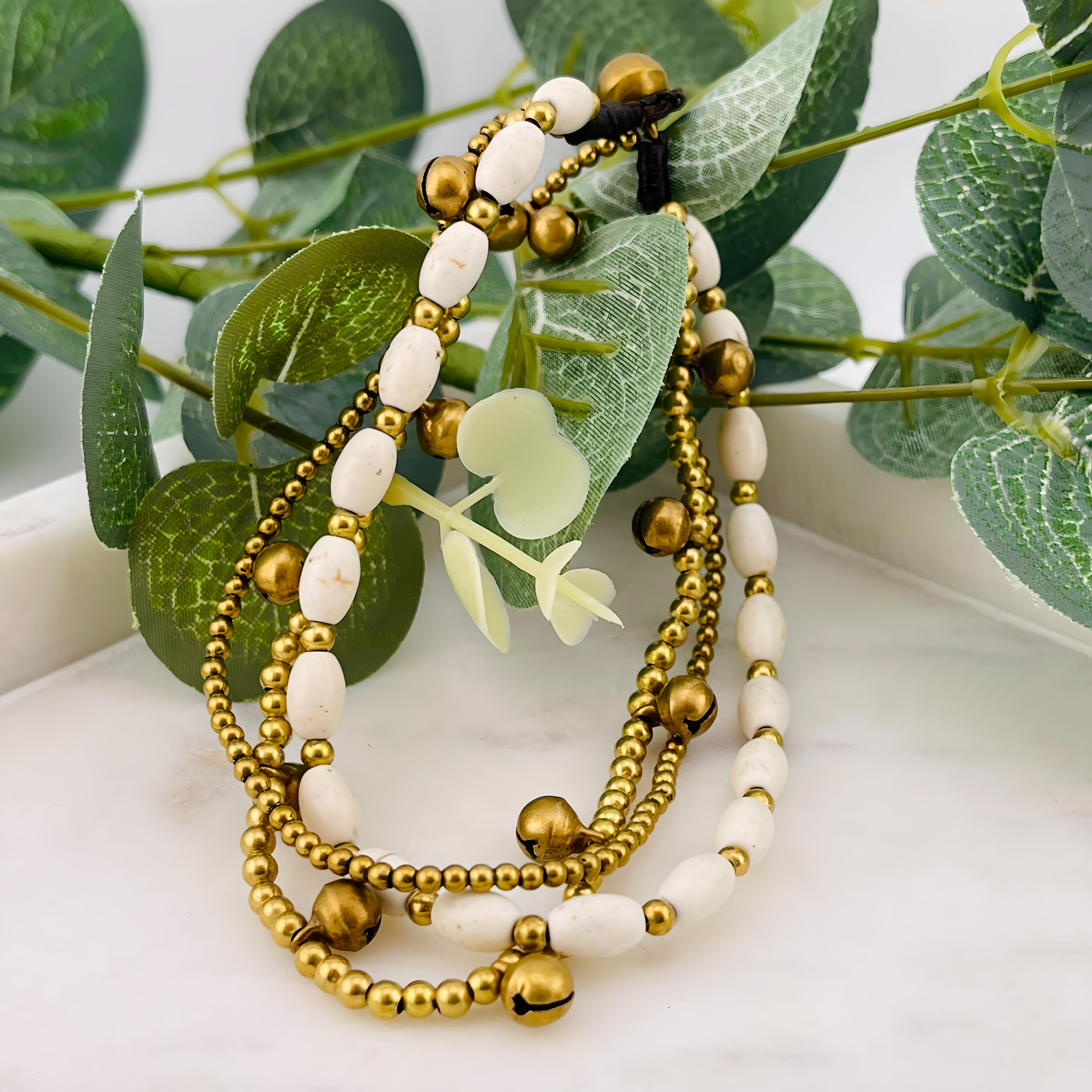 Boho Fusskettchen mit Goldperlen Glöckchen und weissen Steinen Kosima