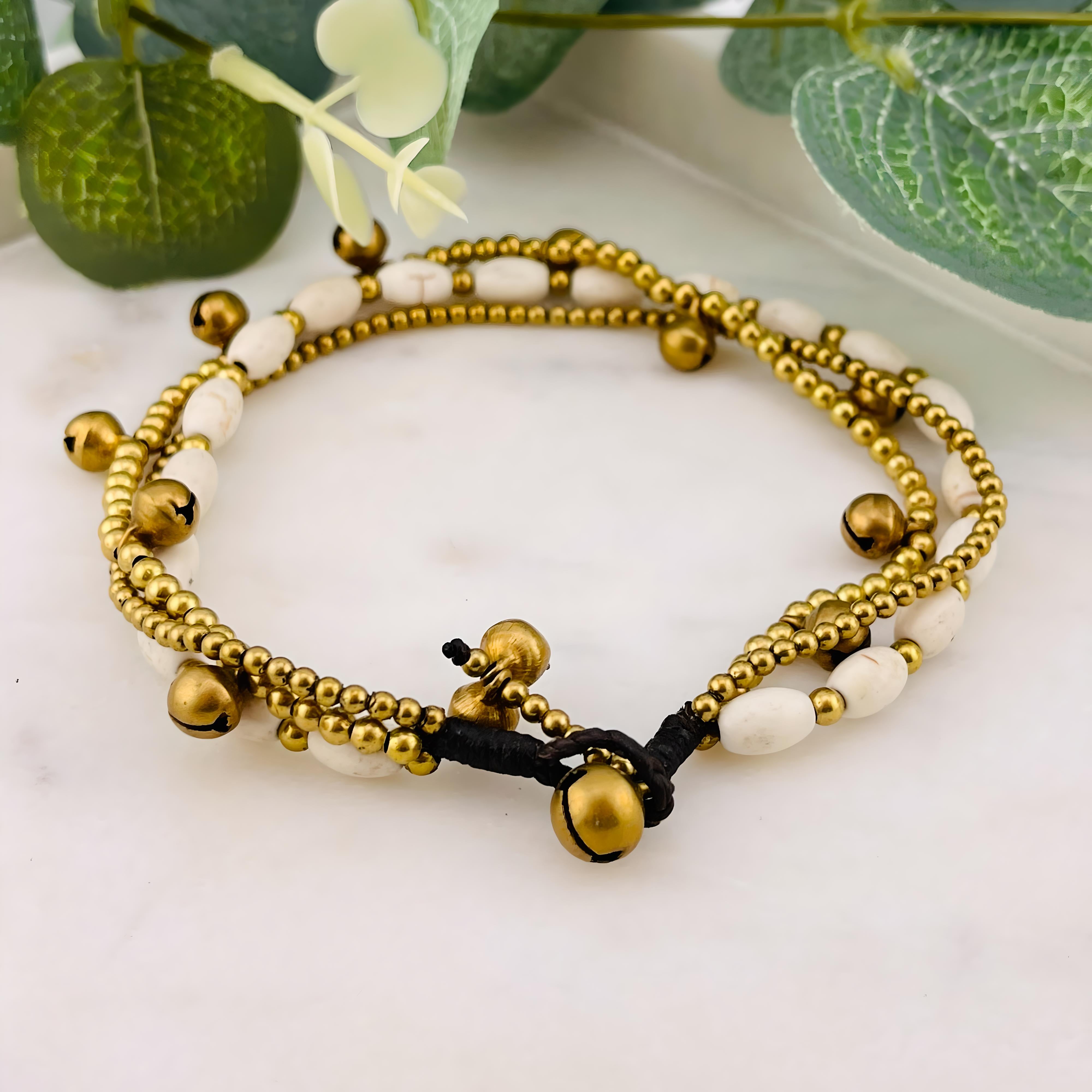 Boho Fusskettchen mit Goldperlen Glöckchen und weissen Steinen Kosima