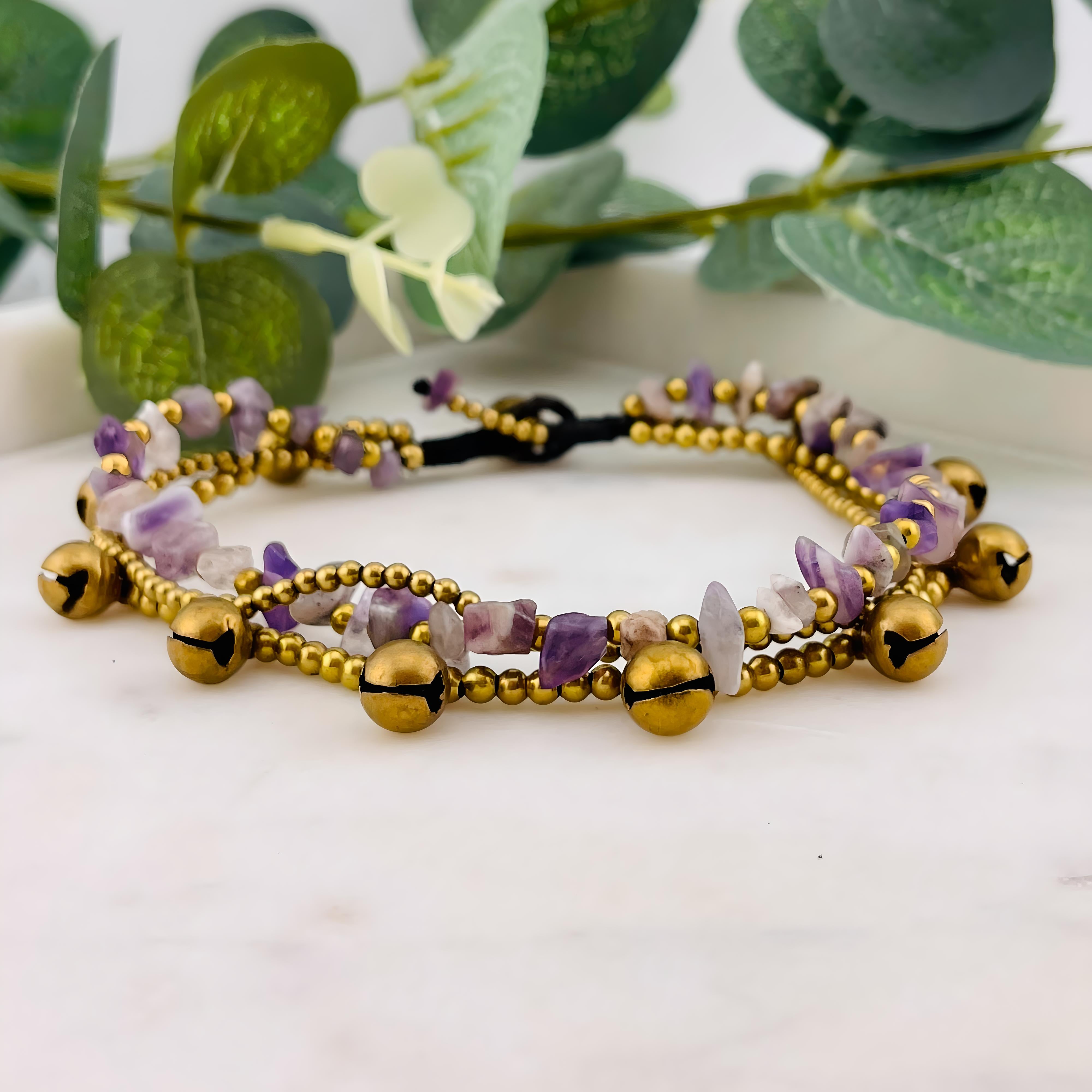 Goldenes Boho-Fusskettchen mit Lila Steinen und Glöckchen Emmi