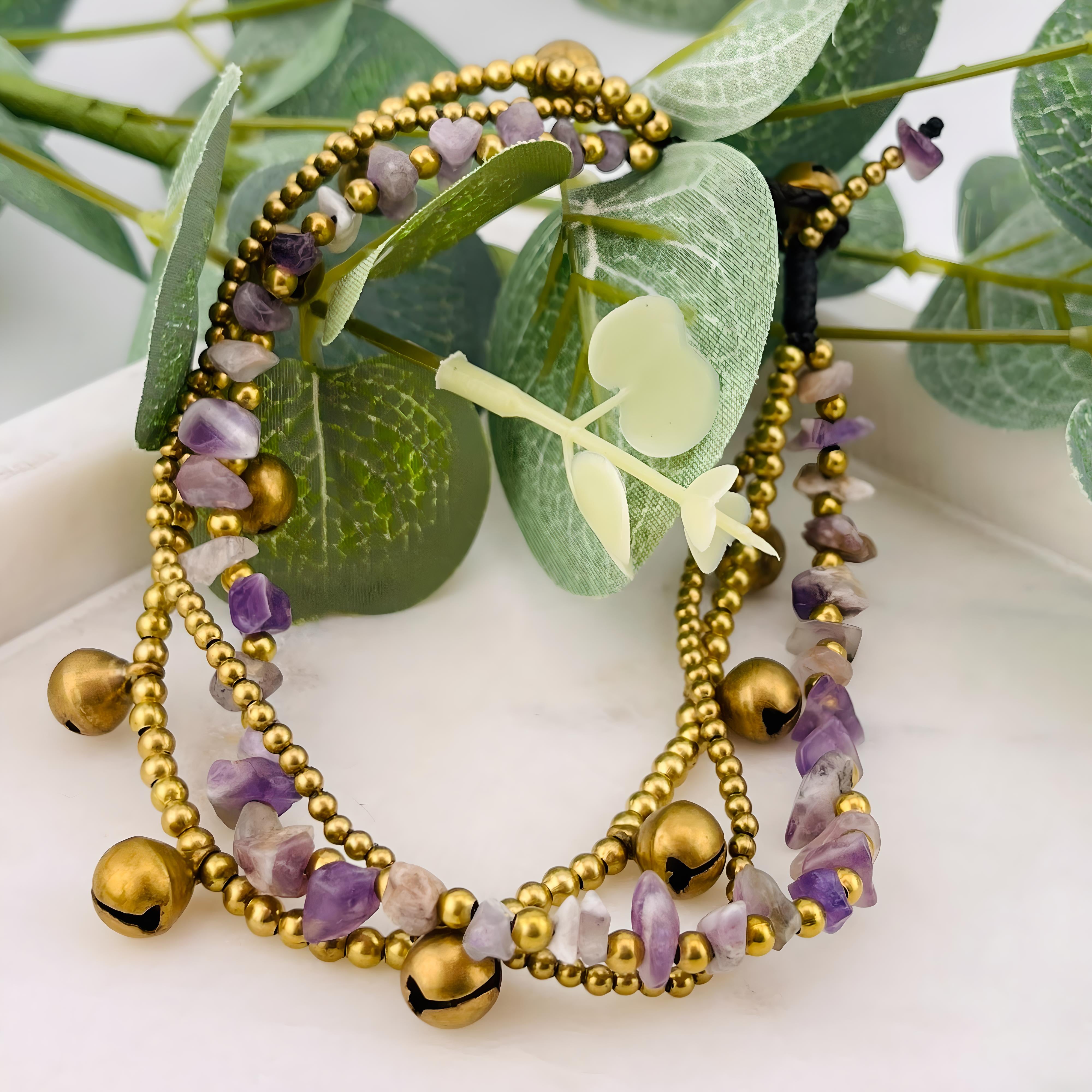 Goldenes Boho-Fusskettchen mit Lila Steinen und Glöckchen Emmi