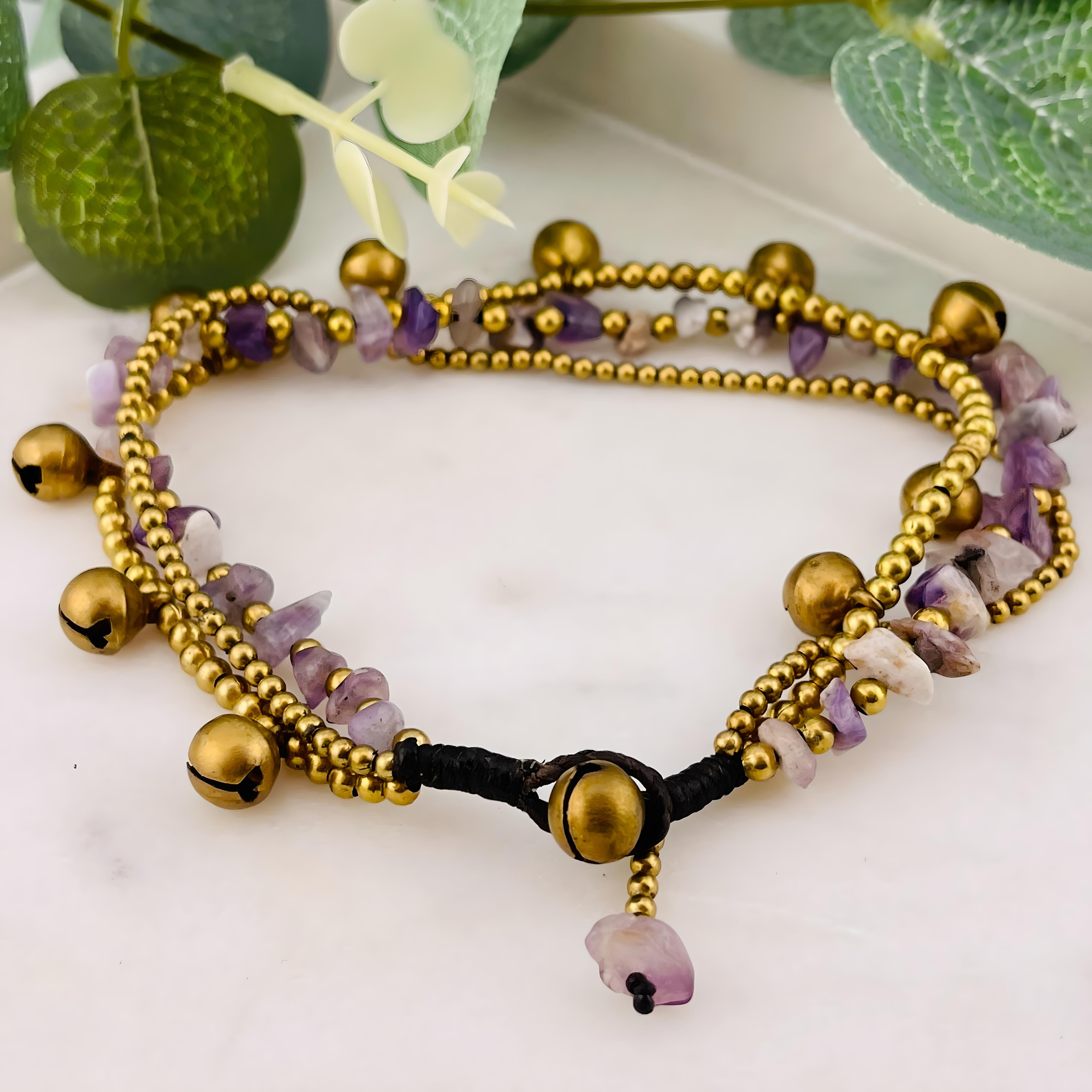 Goldenes Boho-Fusskettchen mit Lila Steinen und Glöckchen Emmi