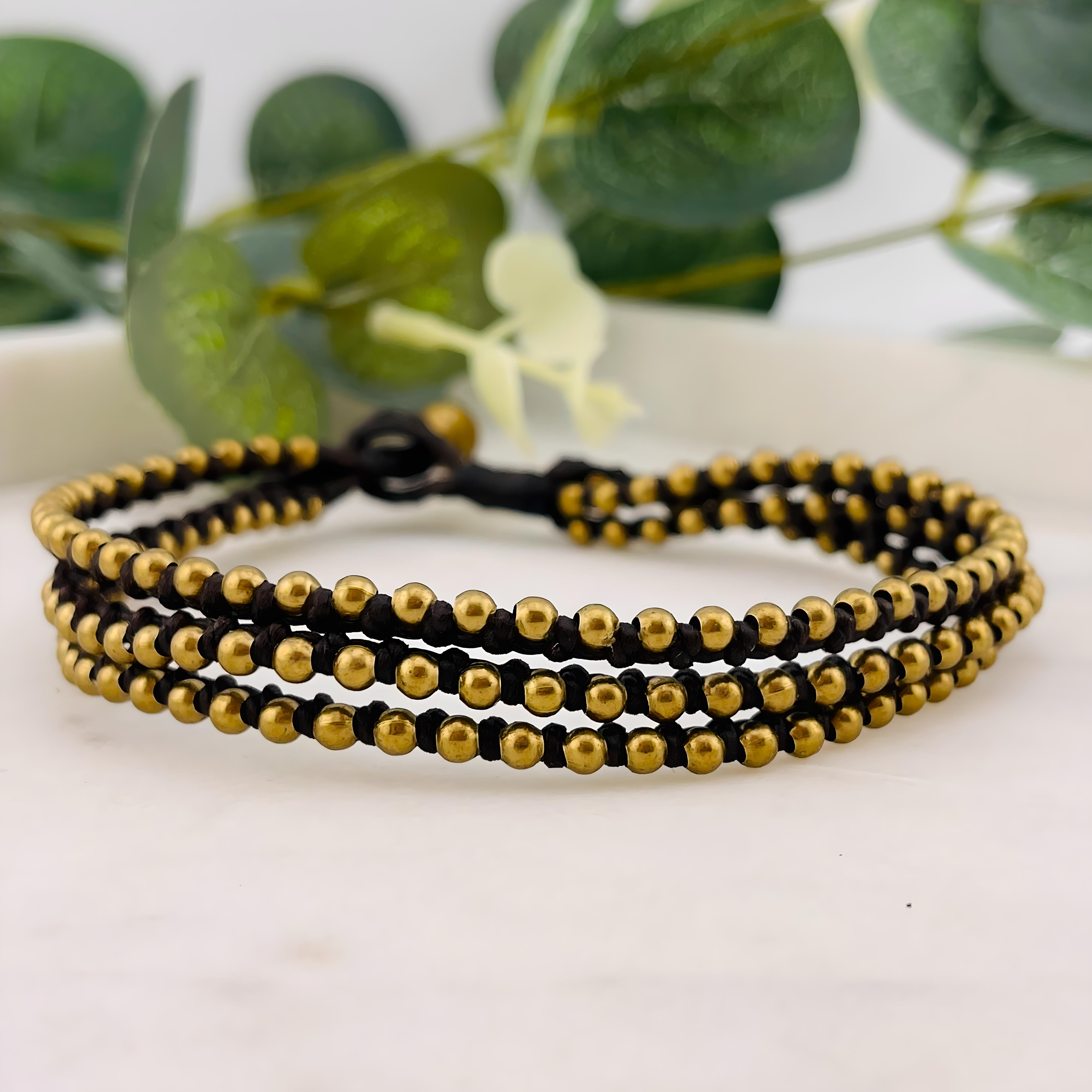 Boho-Fusskettchen mit Goldperlen auf drei Strängen Kaima