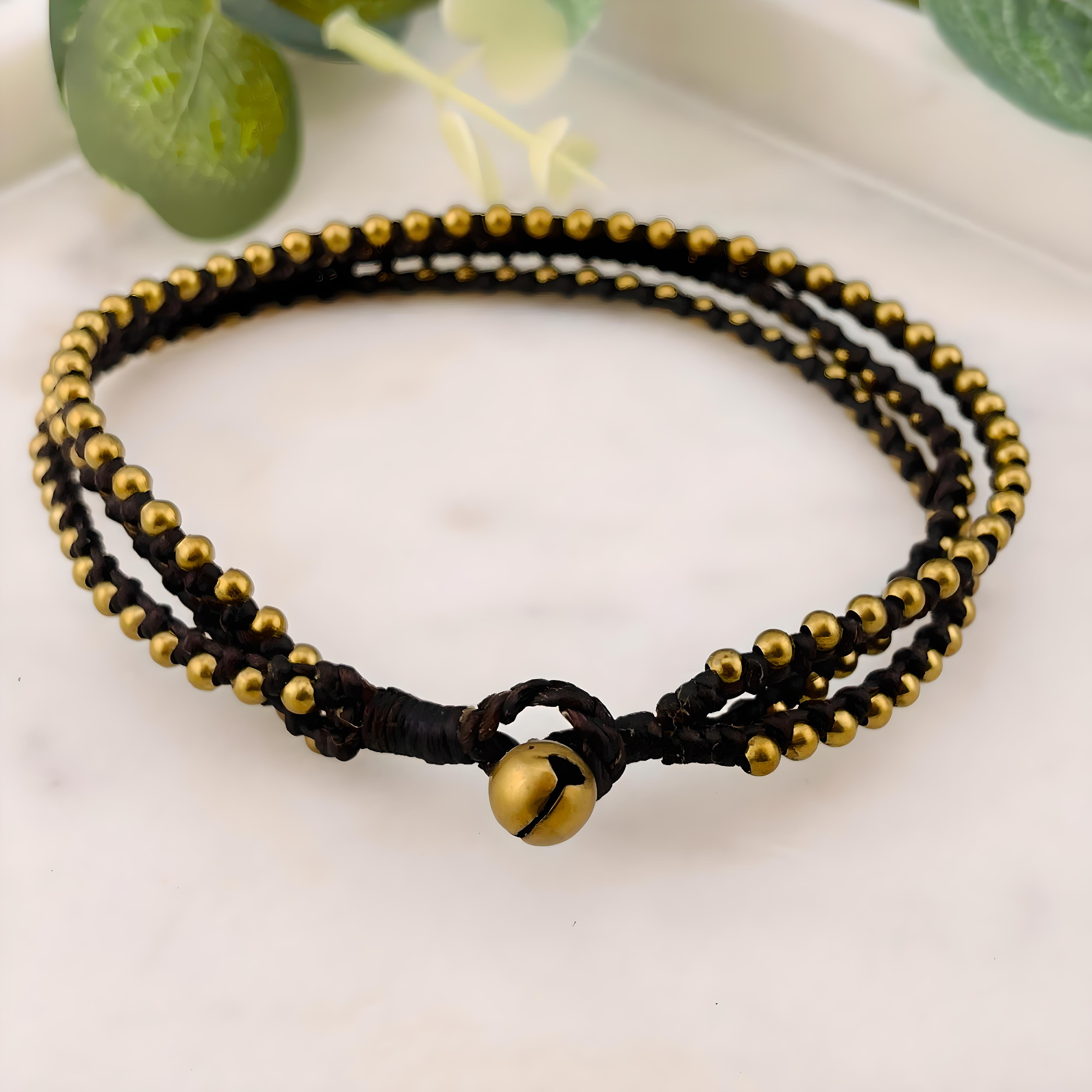 Boho-Fusskettchen mit Goldperlen auf drei Strängen Kaima