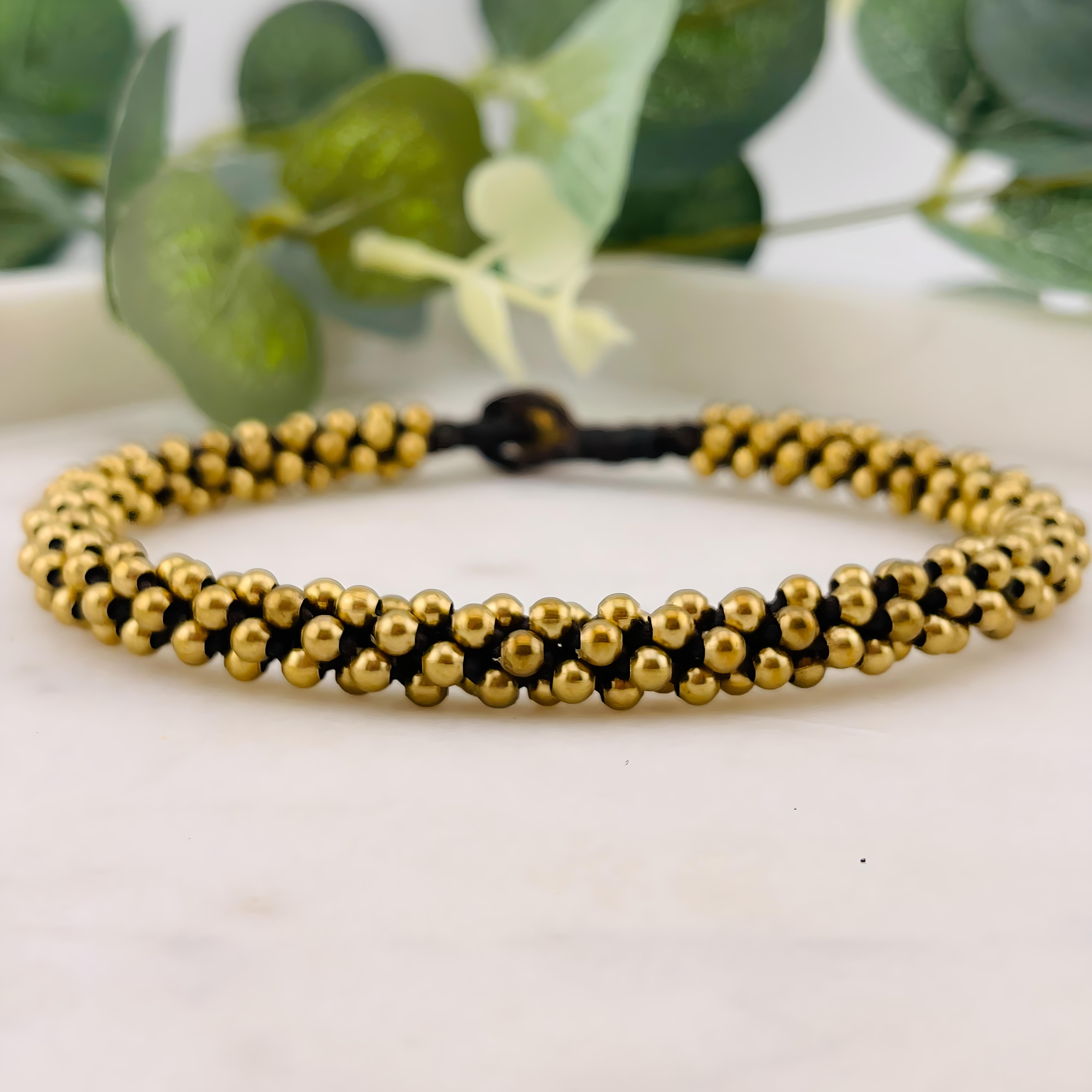 Rundes Boho Fusskettchen mit goldenen Messingperlen Kara