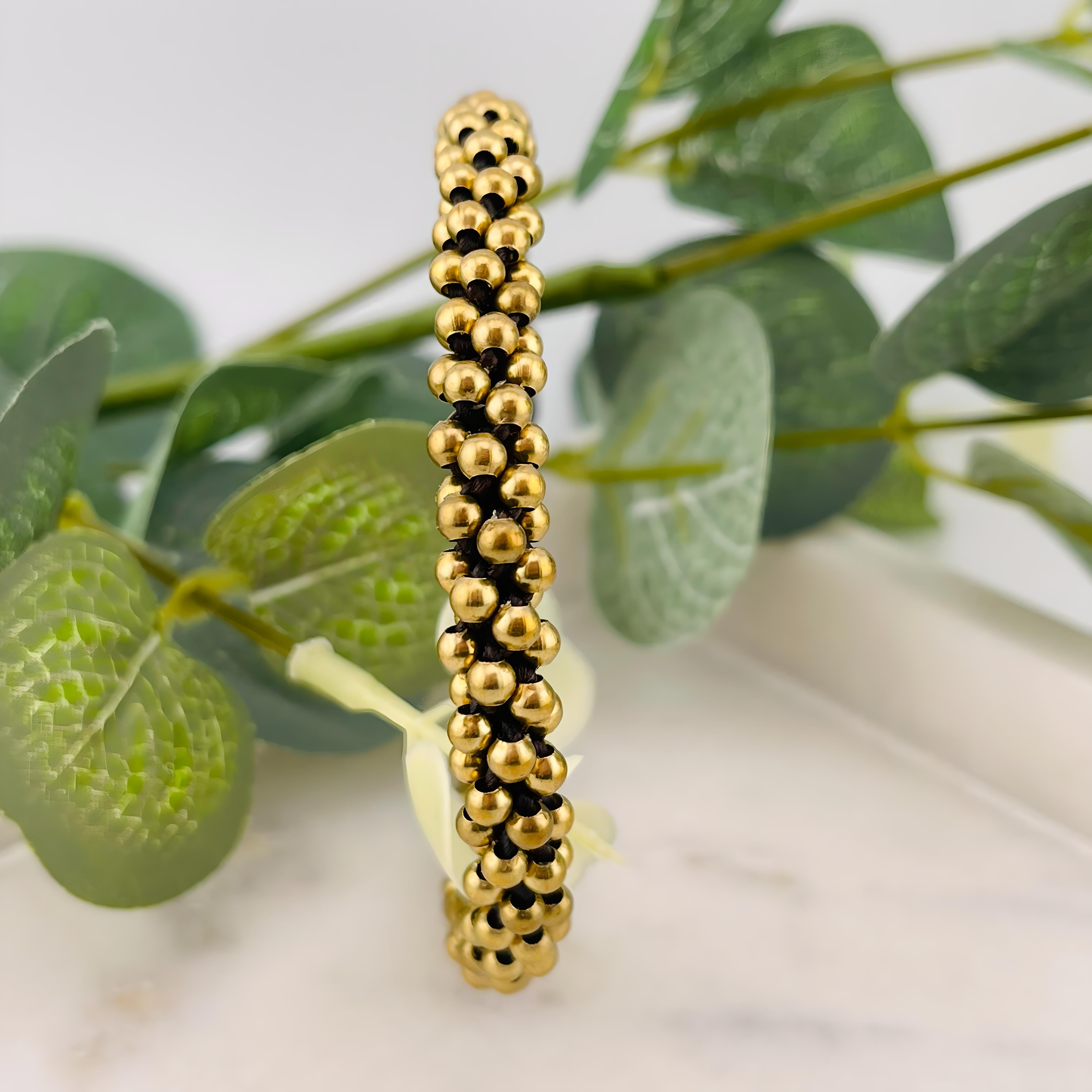 Rundes Boho Fusskettchen mit goldenen Messingperlen Kara