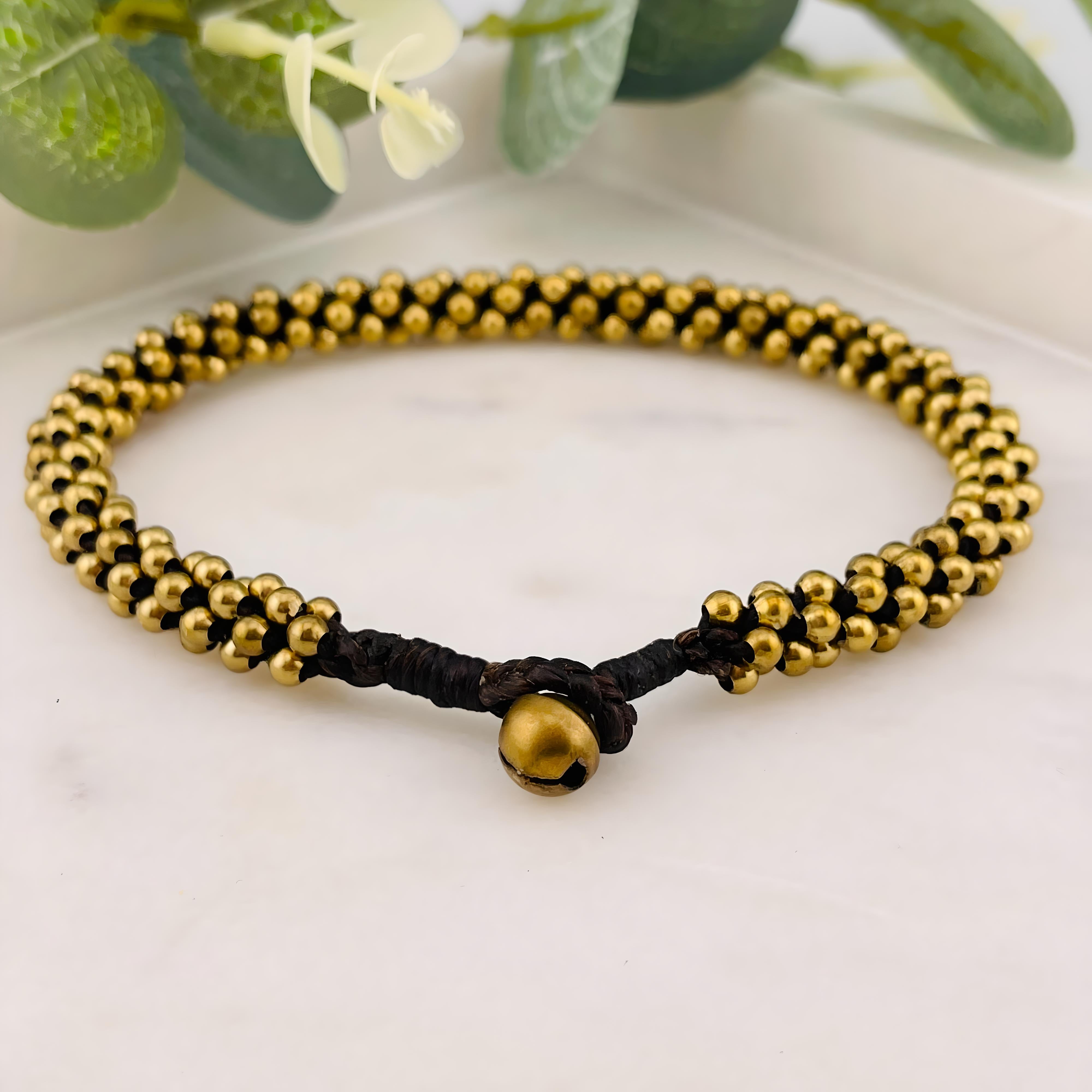 Rundes Boho Fusskettchen mit goldenen Messingperlen Kara