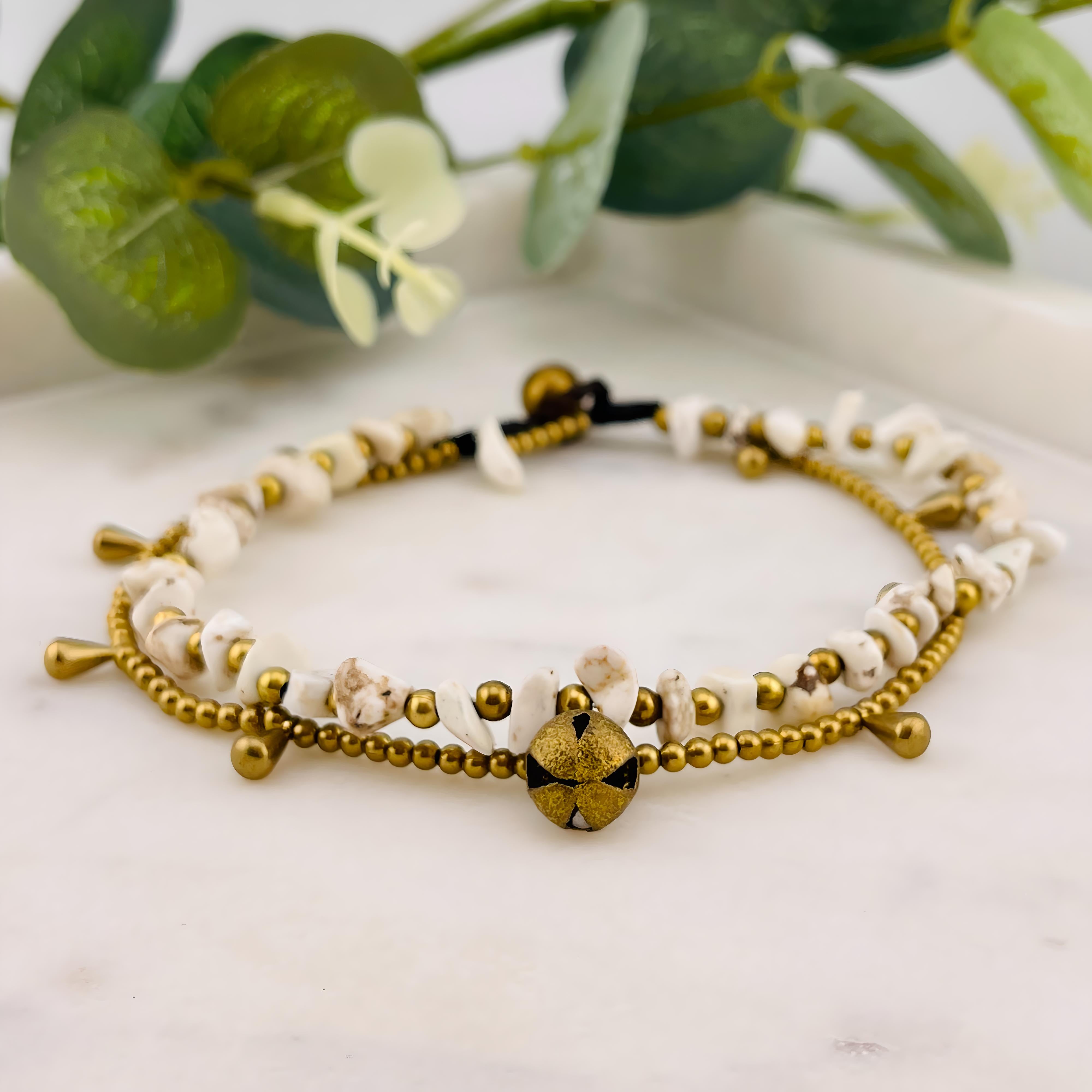 Boho Fusskettchen mit Messingperlen und weissen Steinen Kim