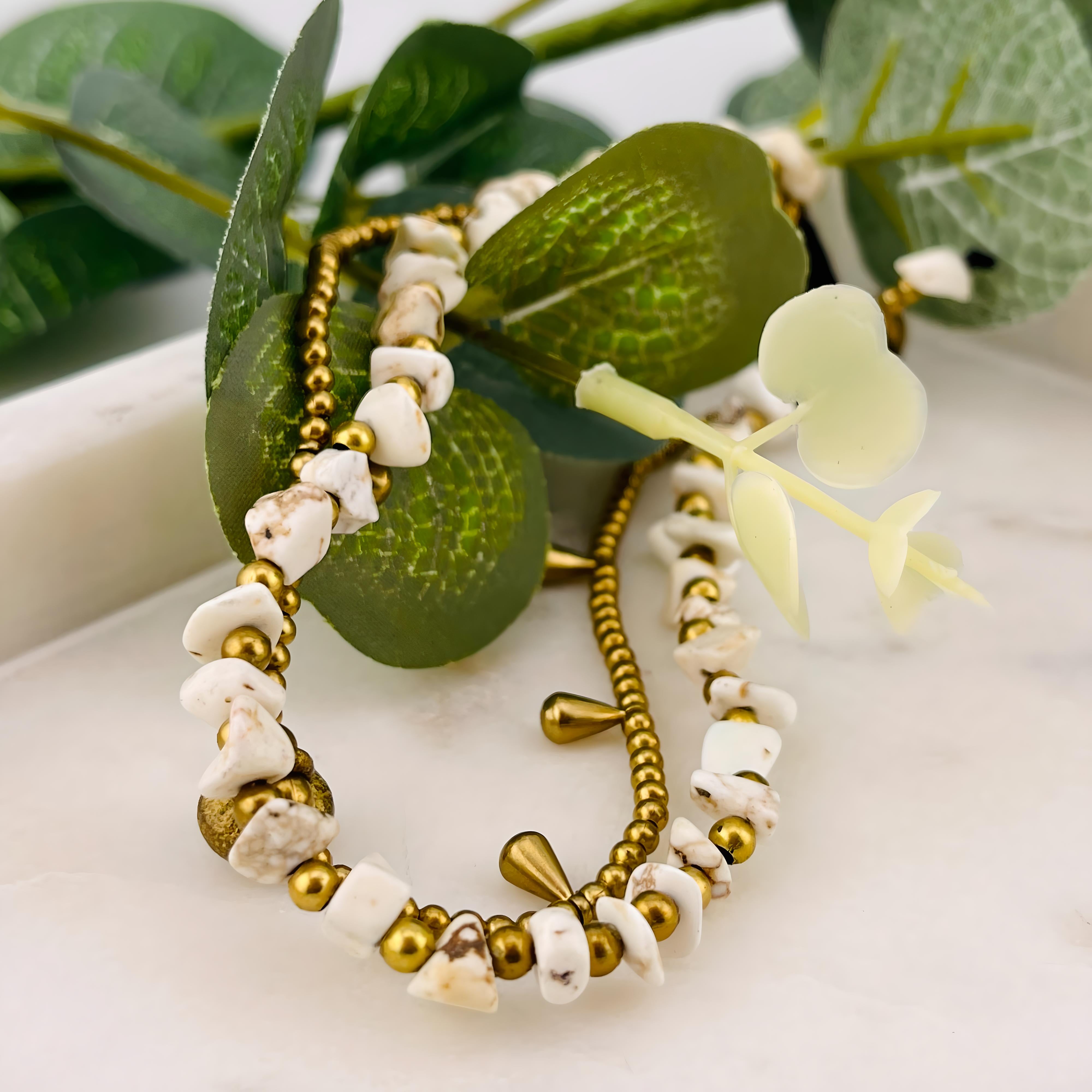 Boho Fusskettchen mit Messingperlen und weissen Steinen Kim