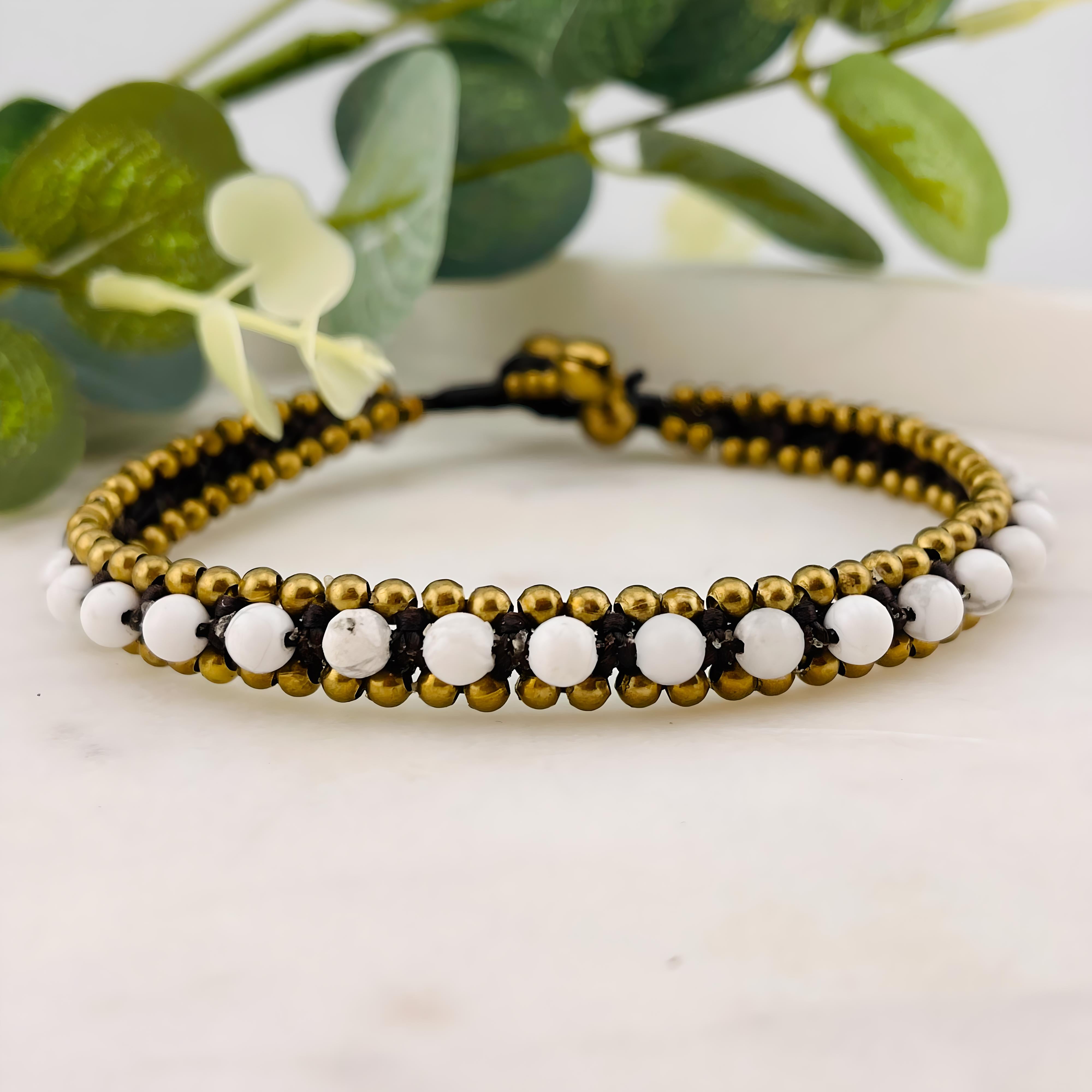 Stilvolles Boho-Fusskettchen mit weissen und Goldperlen May