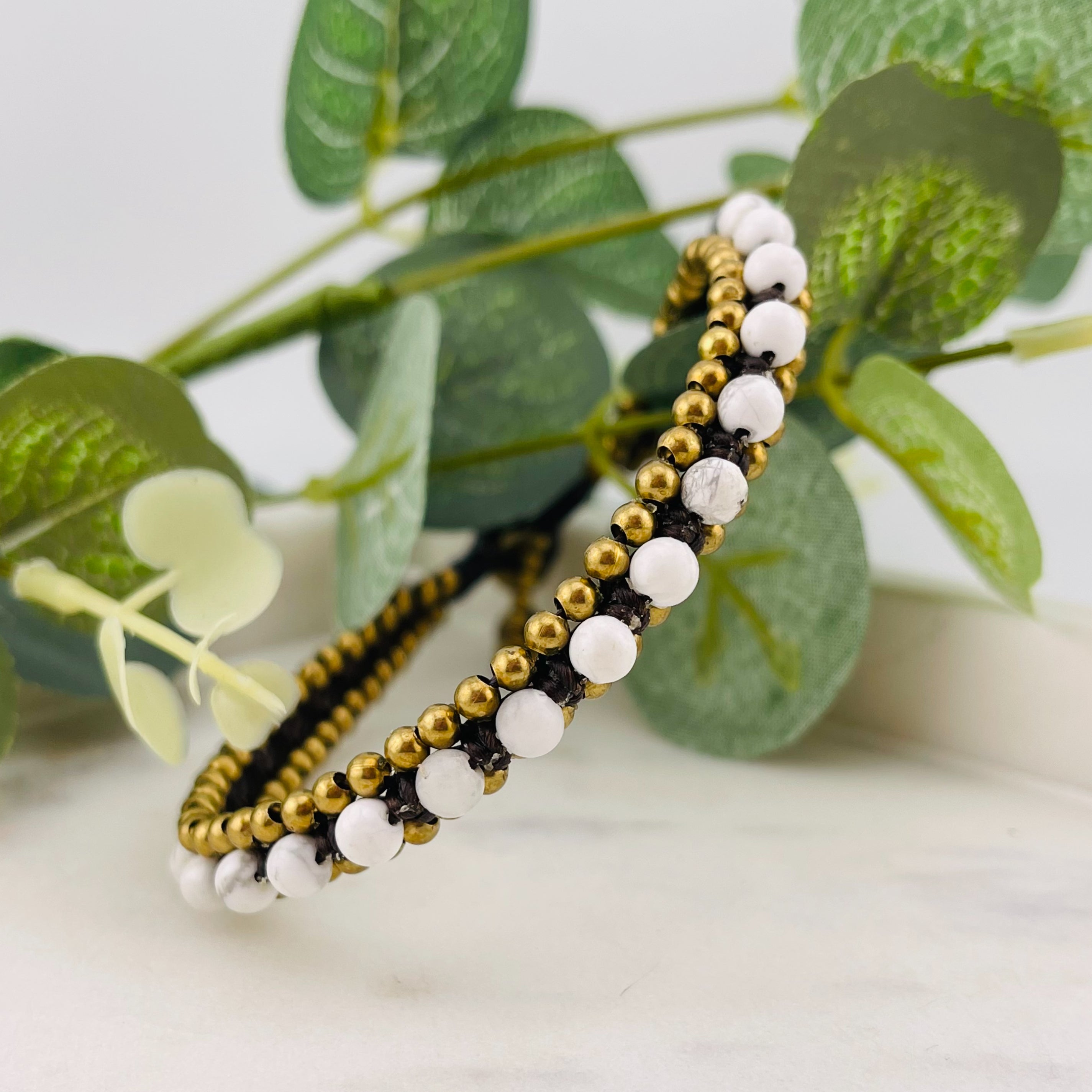 Stilvolles Boho-Fusskettchen mit weissen und Goldperlen May