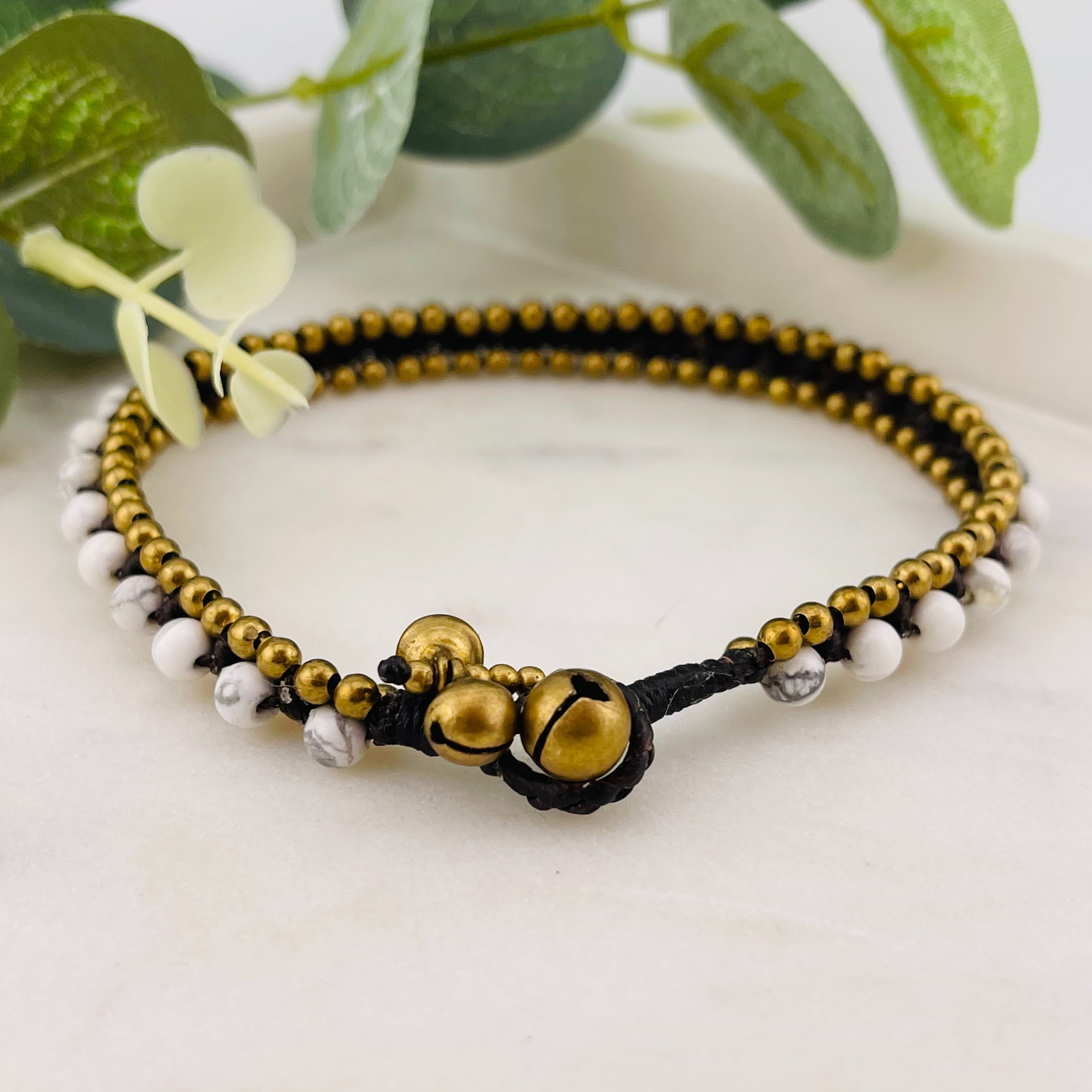 Stilvolles Boho-Fusskettchen mit weissen und Goldperlen May