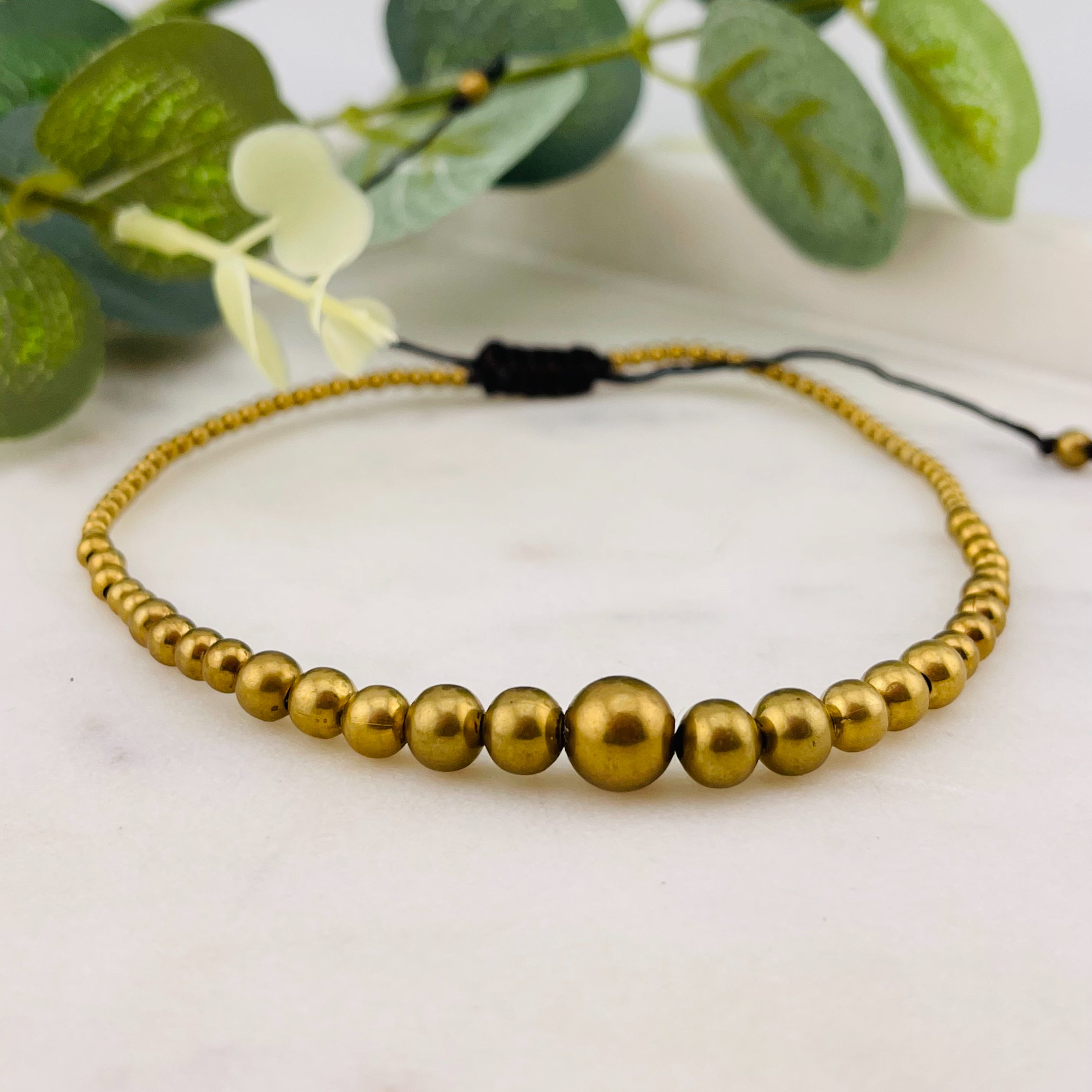 Kombinierbares Boho-Fusskettchen aus goldenen Messingperlen Momo