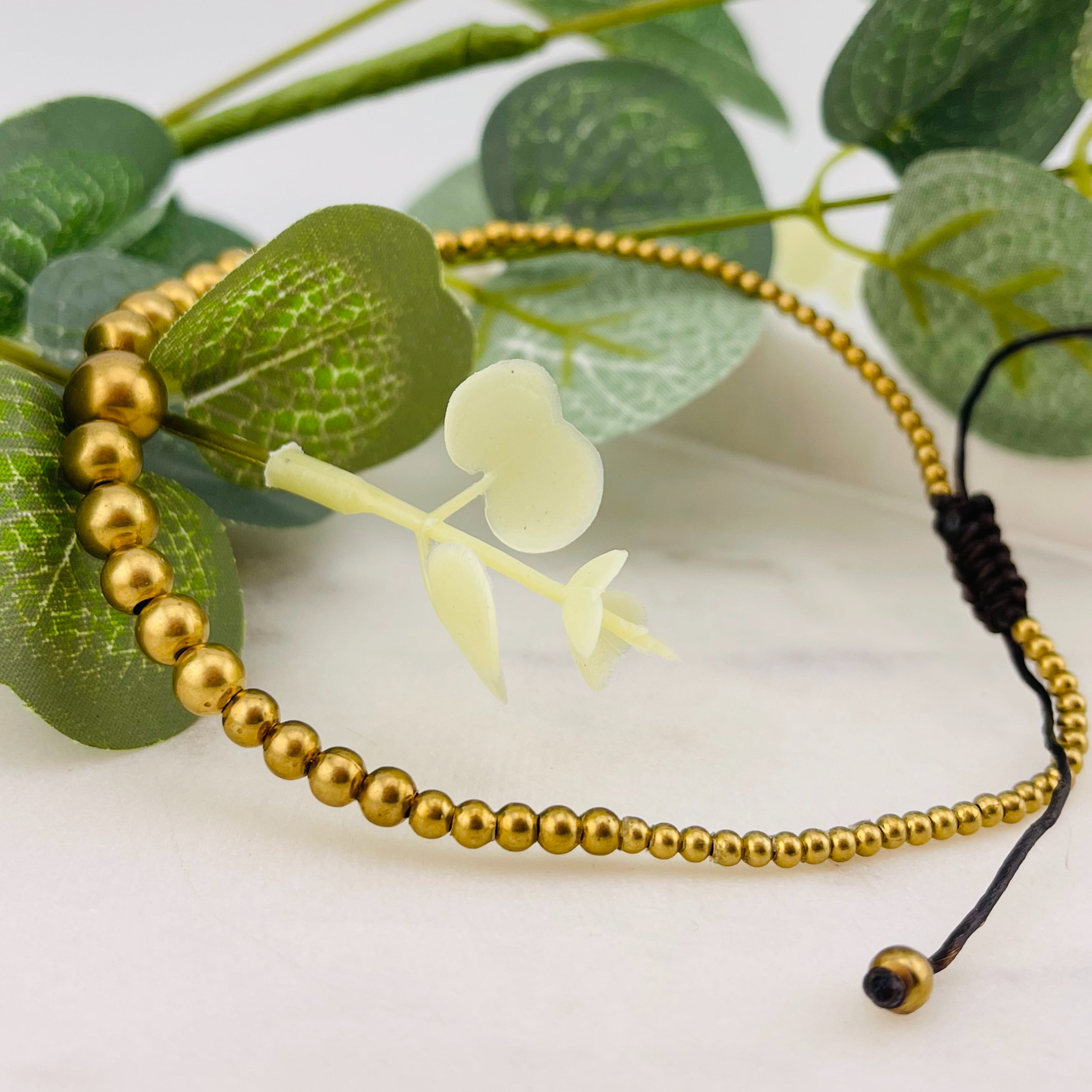 Kombinierbares Boho-Fusskettchen aus goldenen Messingperlen Momo