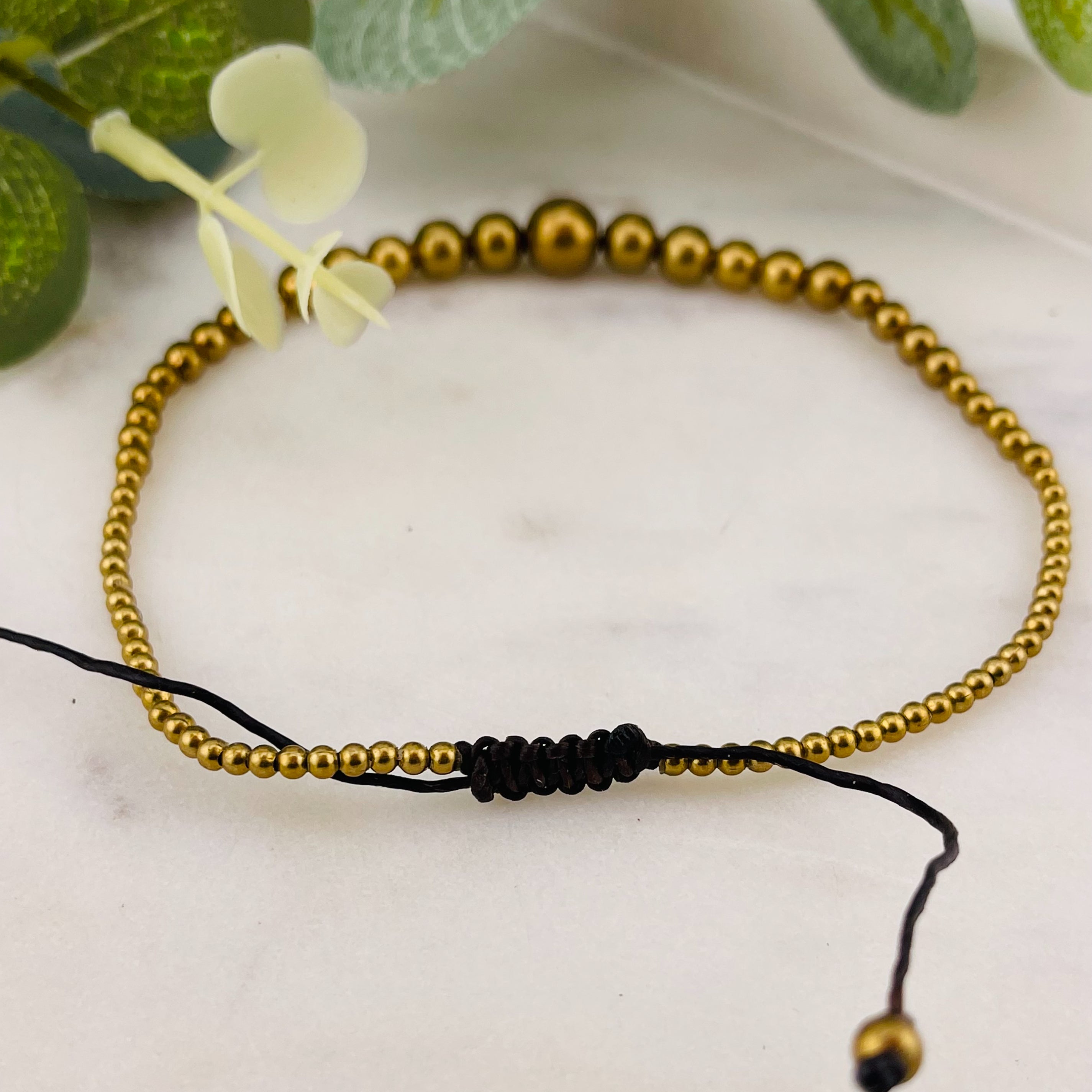 Kombinierbares Boho-Fusskettchen aus goldenen Messingperlen Momo