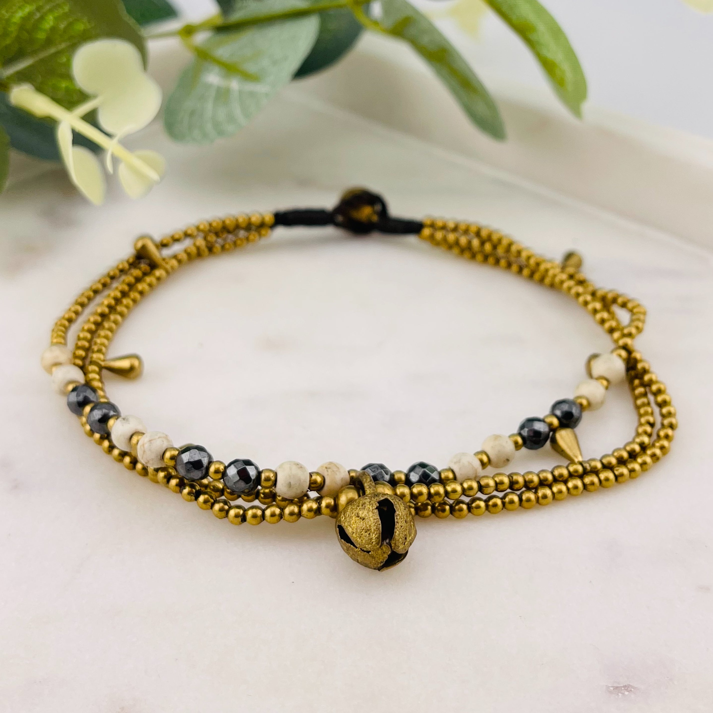 Kreatives Boho-Fusskettchen mit Perlen in Schwarz Weiss Gold