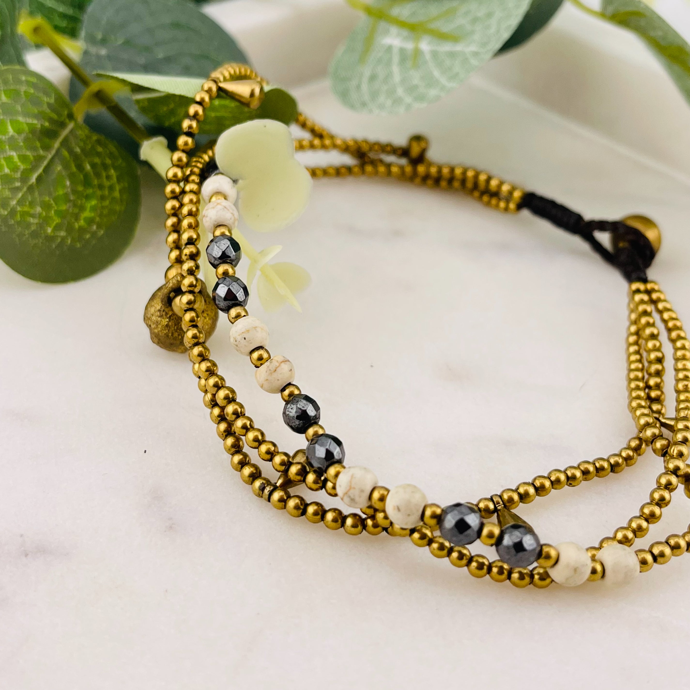 Kreatives Boho-Fusskettchen mit Perlen in Schwarz Weiss Gold