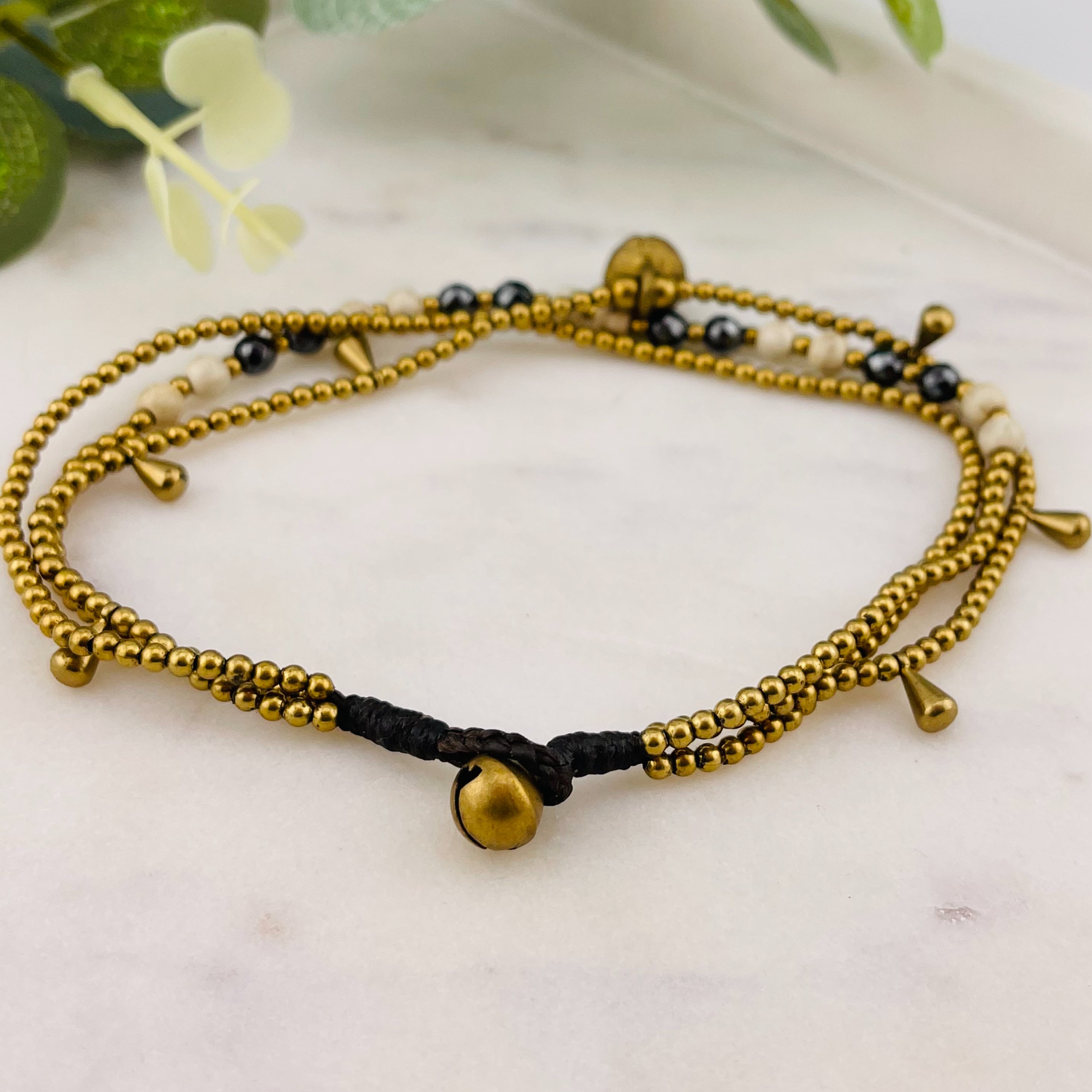 Kreatives Boho-Fusskettchen mit Perlen in Schwarz Weiss Gold