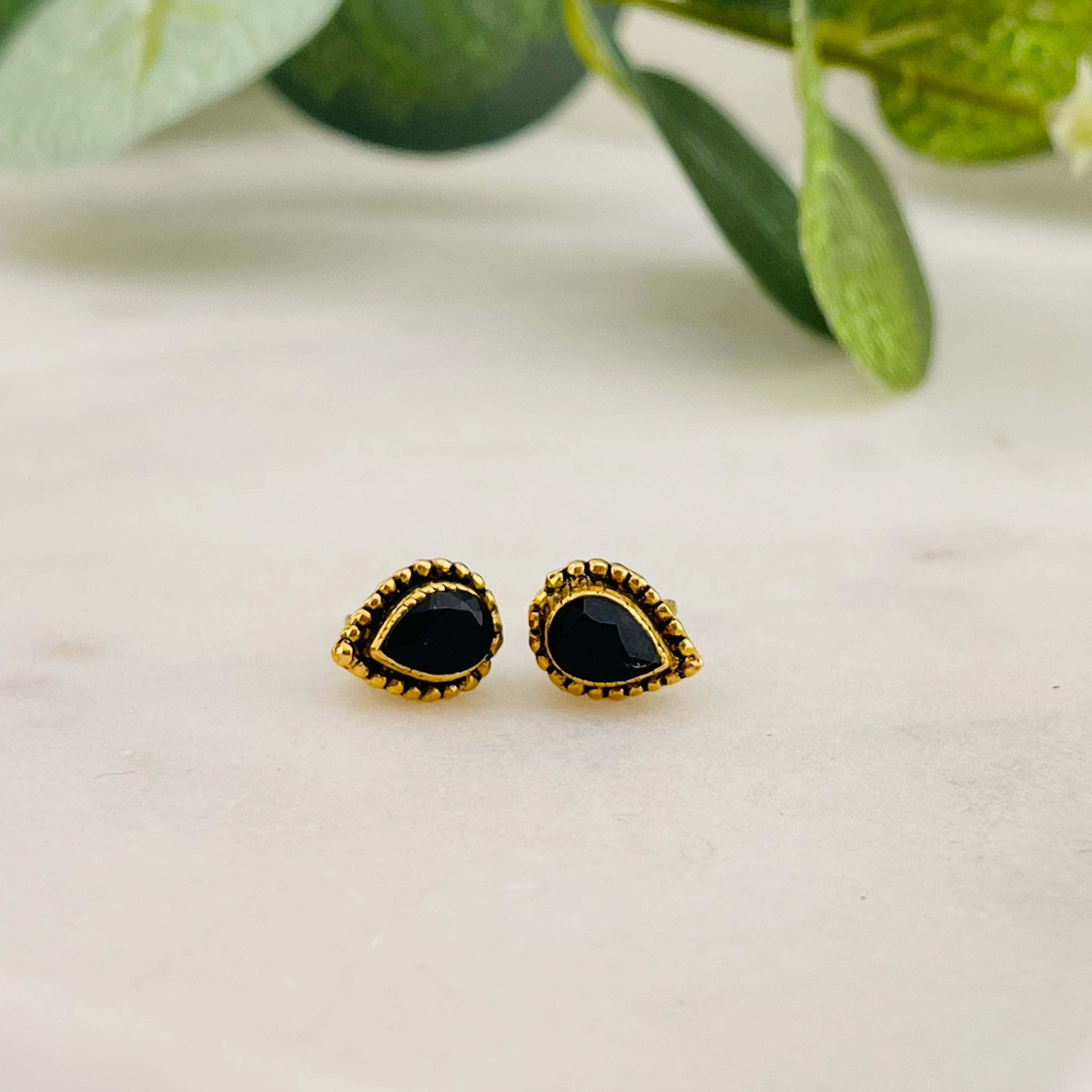 Vintage Ohrstecker Gold mit schwarzem Swarovski Tropfen Cecile