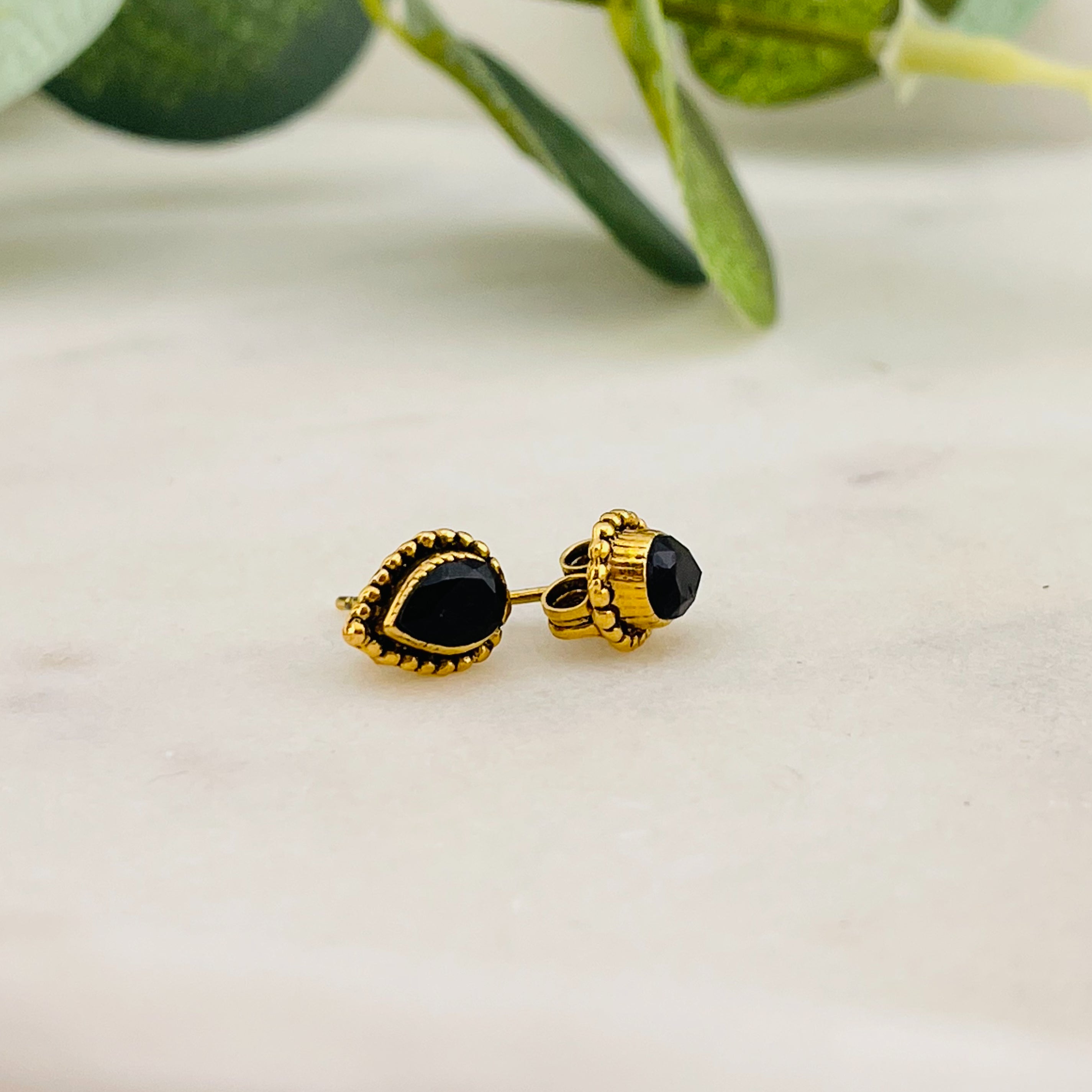 Vintage Ohrstecker Gold mit schwarzem Swarovski Tropfen Cecile