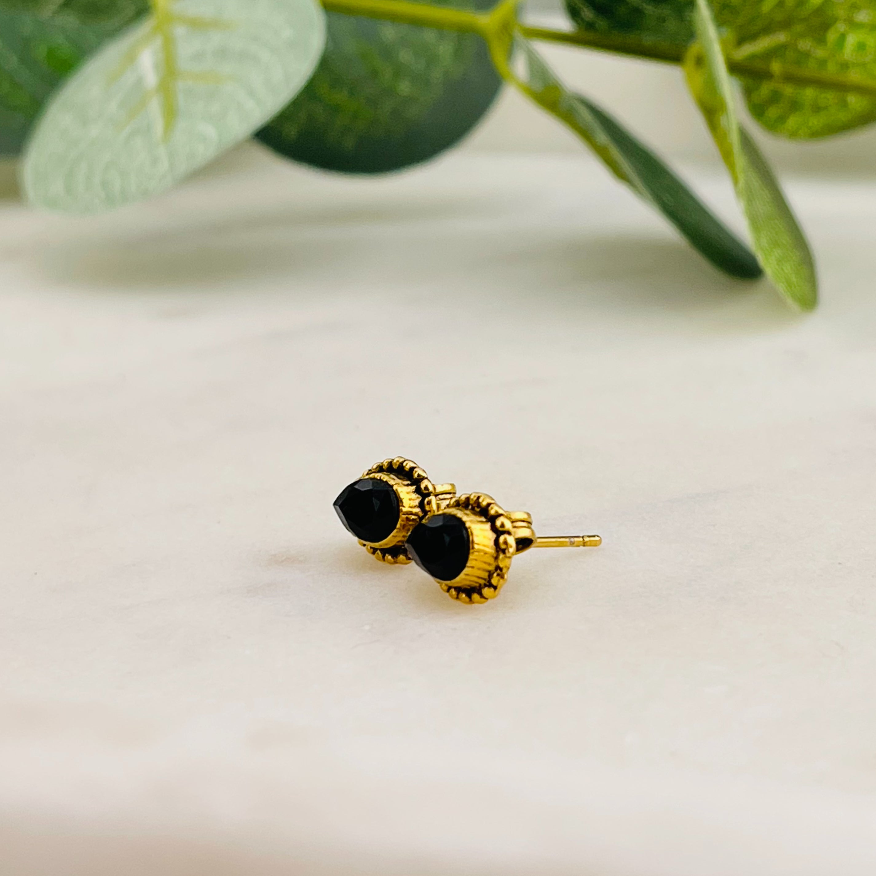 Vintage Ohrstecker Gold mit schwarzem Swarovski Tropfen Cecile