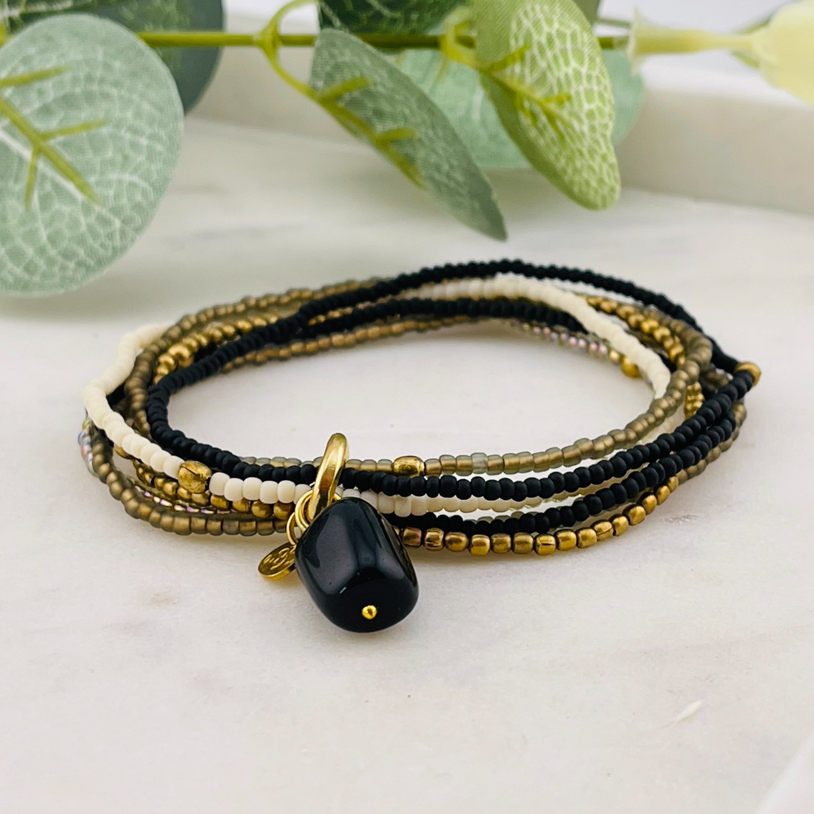 Multistrang Perlenarmband Nirmala Black Onyx Gold