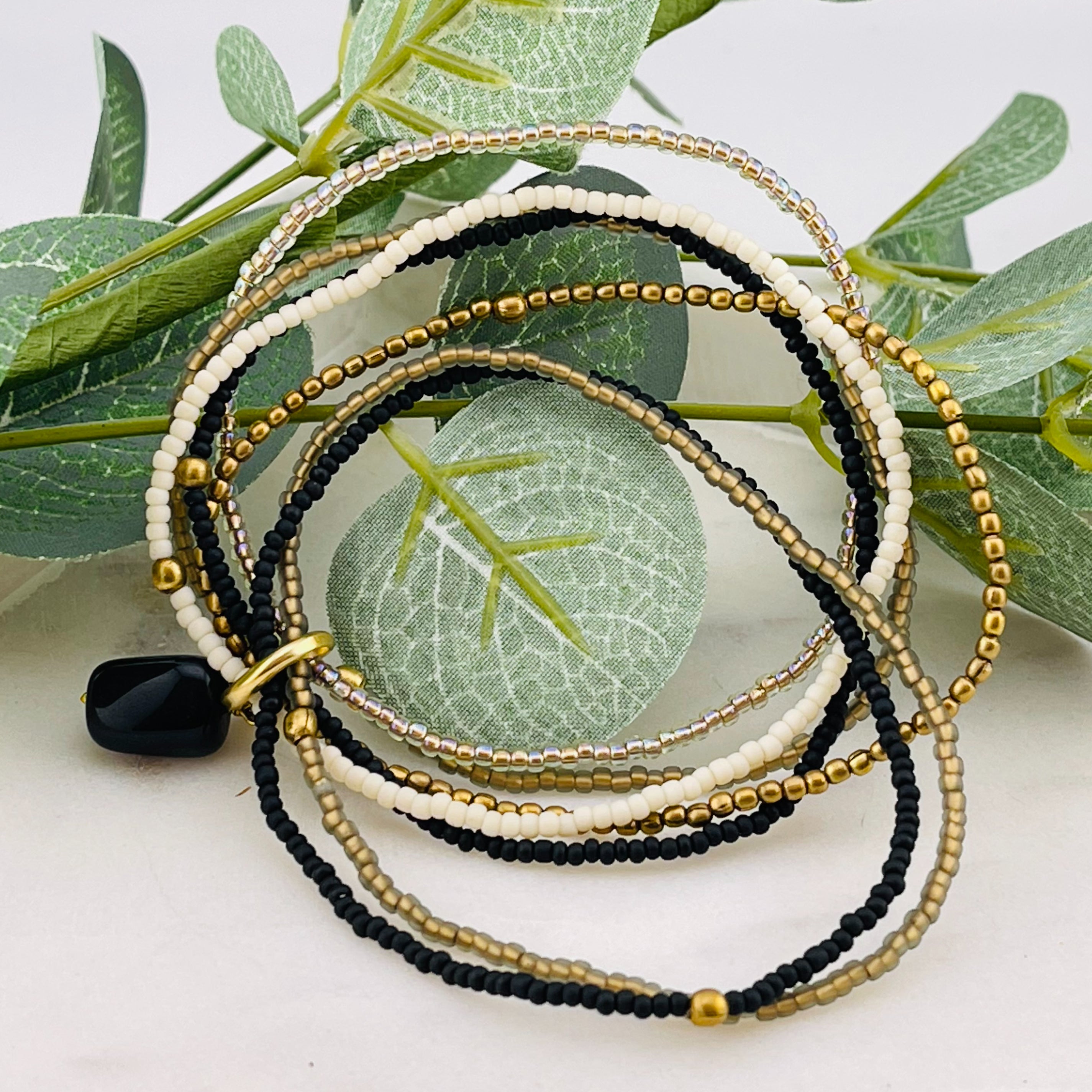 Multistrang Perlenarmband Nirmala Black Onyx Gold