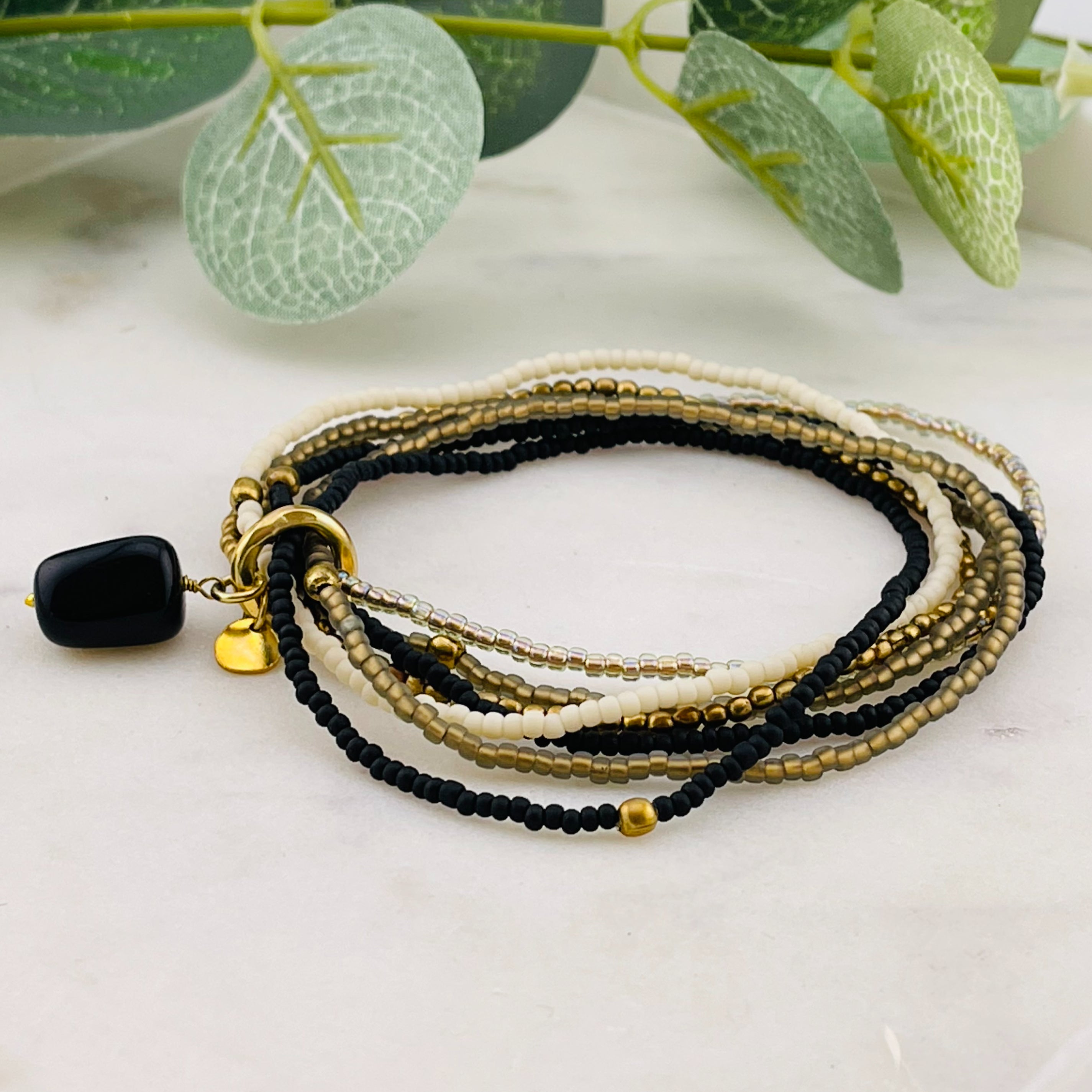 Multistrang Perlenarmband Nirmala Black Onyx Gold