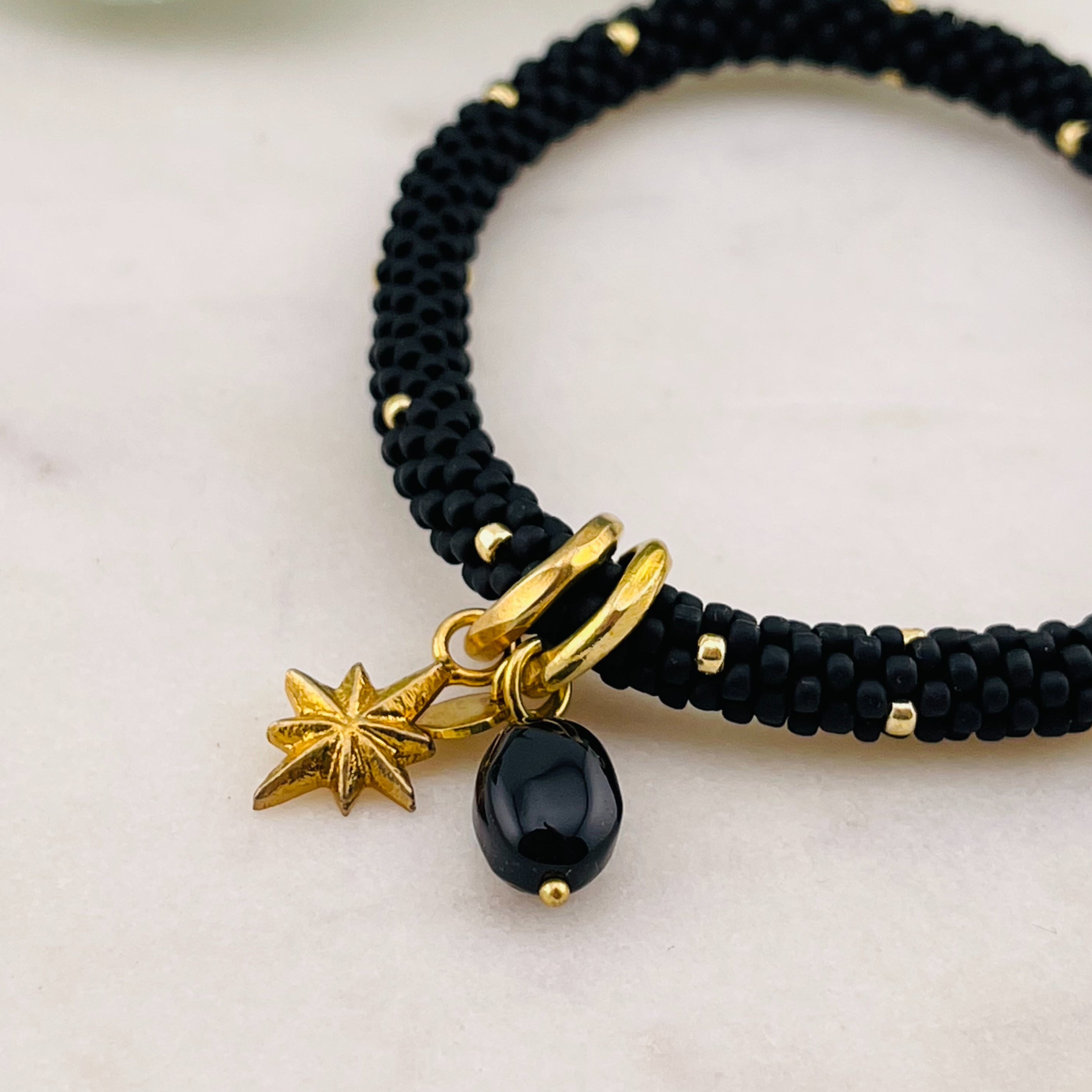 Perlenarmband Schwarz Gold "Jacky Multi Color Star Black Onyx"