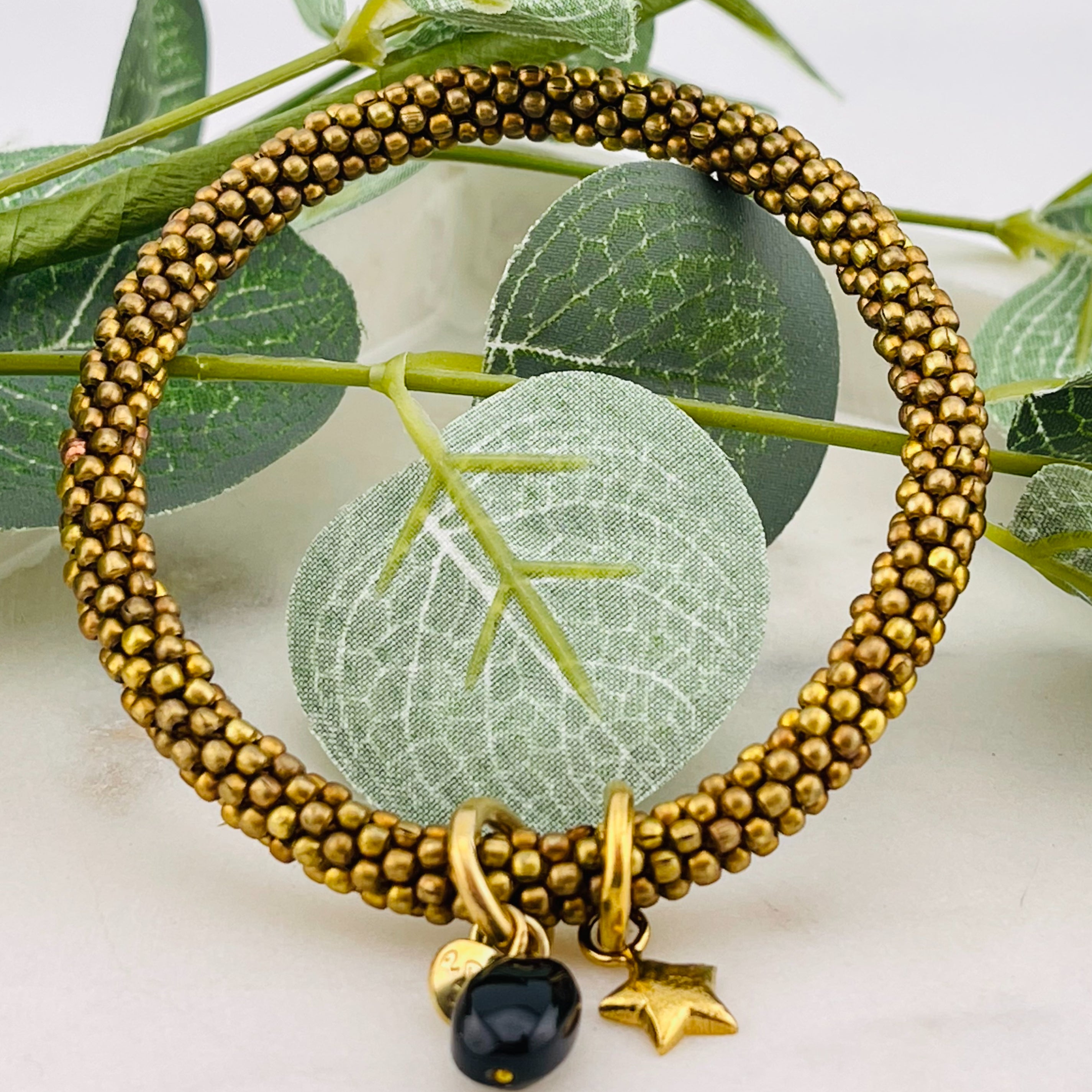 Goldperlen-Armband mit Onyx und Goldanhänger "Jacky Black Onyx Star"