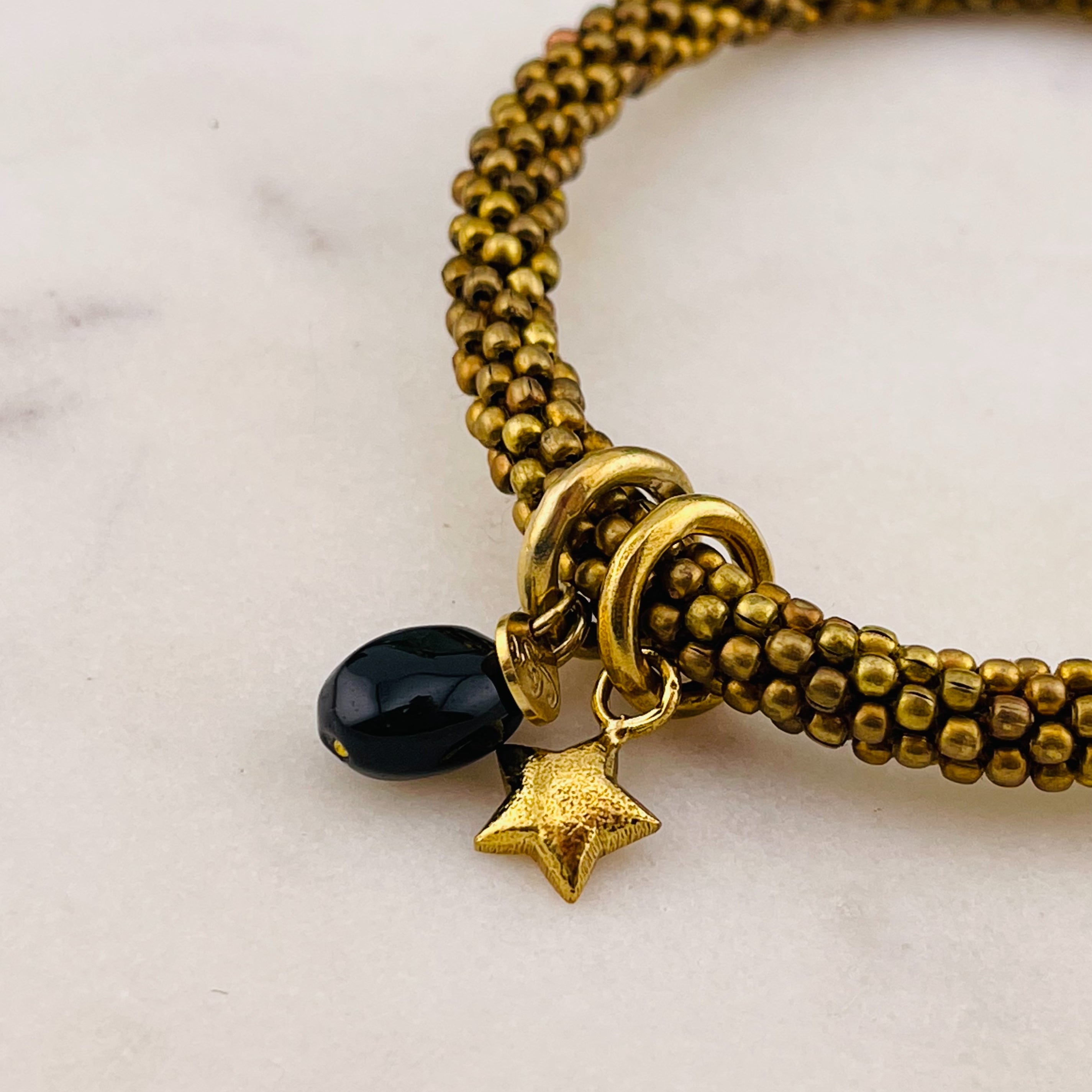 Goldperlen-Armband mit Onyx und Goldanhänger "Jacky Black Onyx Star"