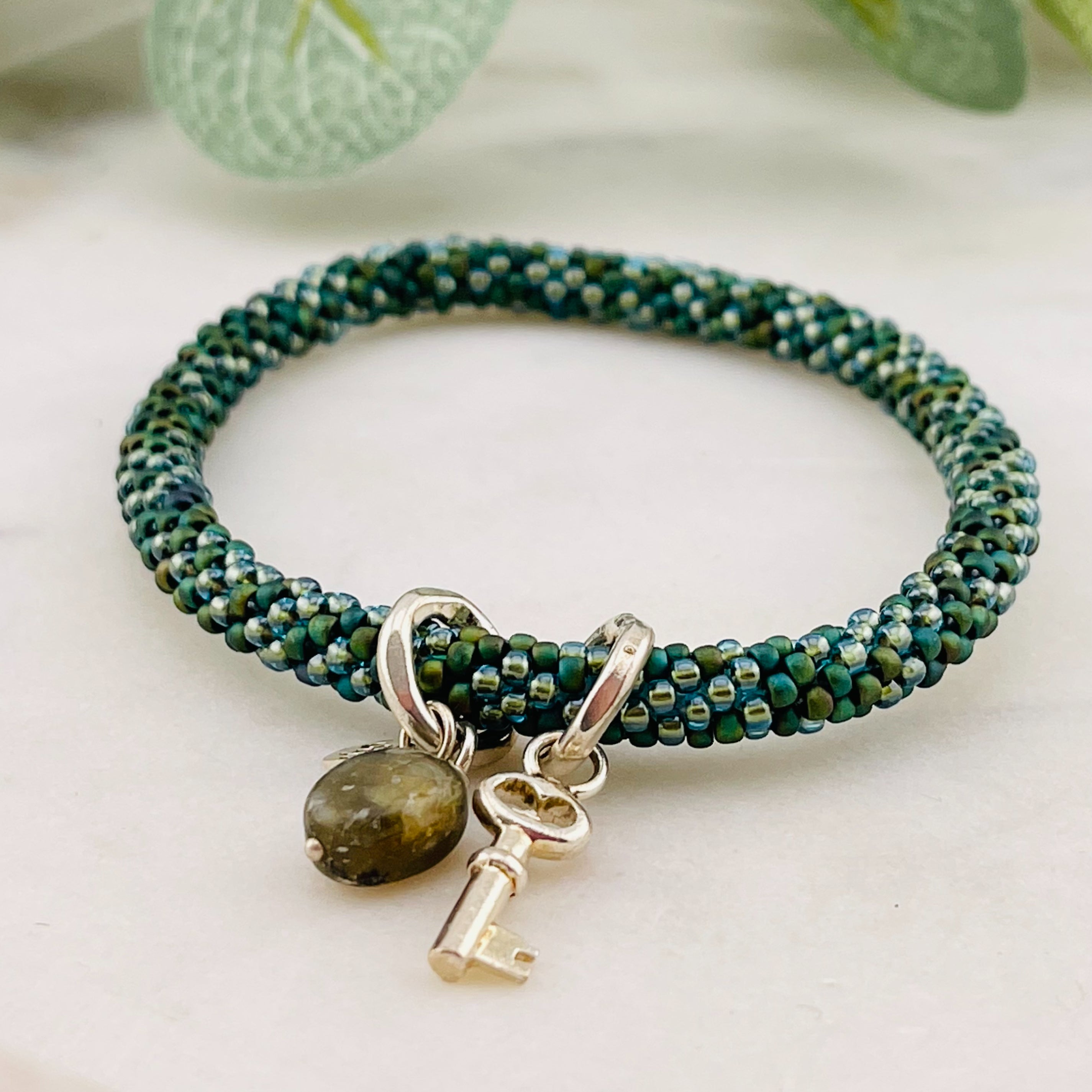 Armband "Jacky Multi Color grün - Labradorite / Schlüssel"