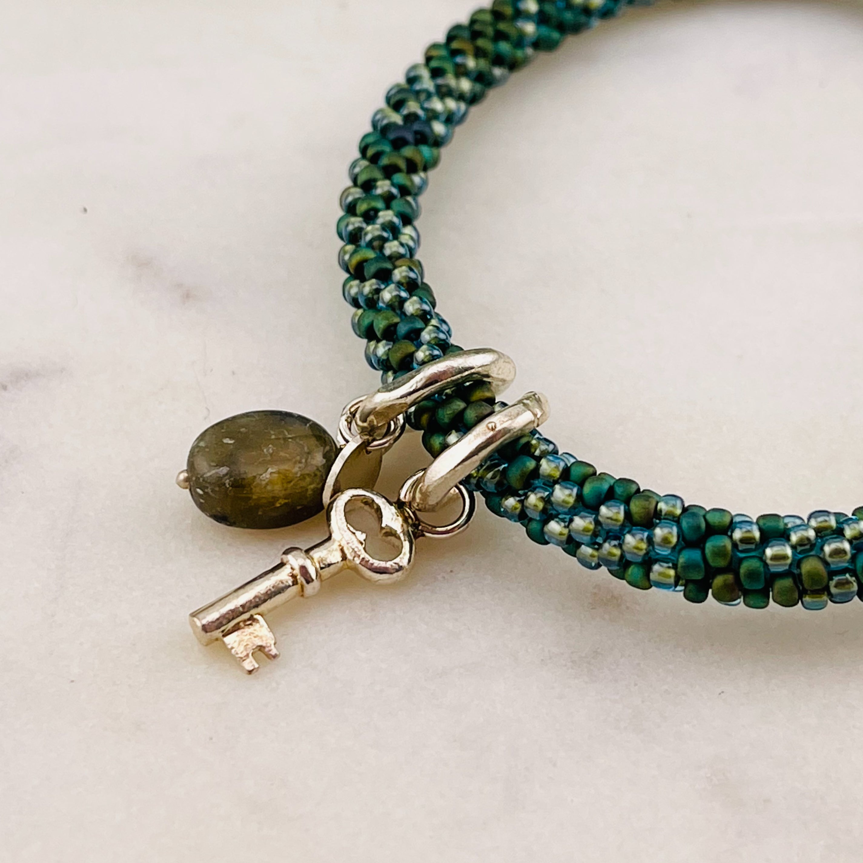Armband "Jacky Multi Color grün - Labradorite / Schlüssel"