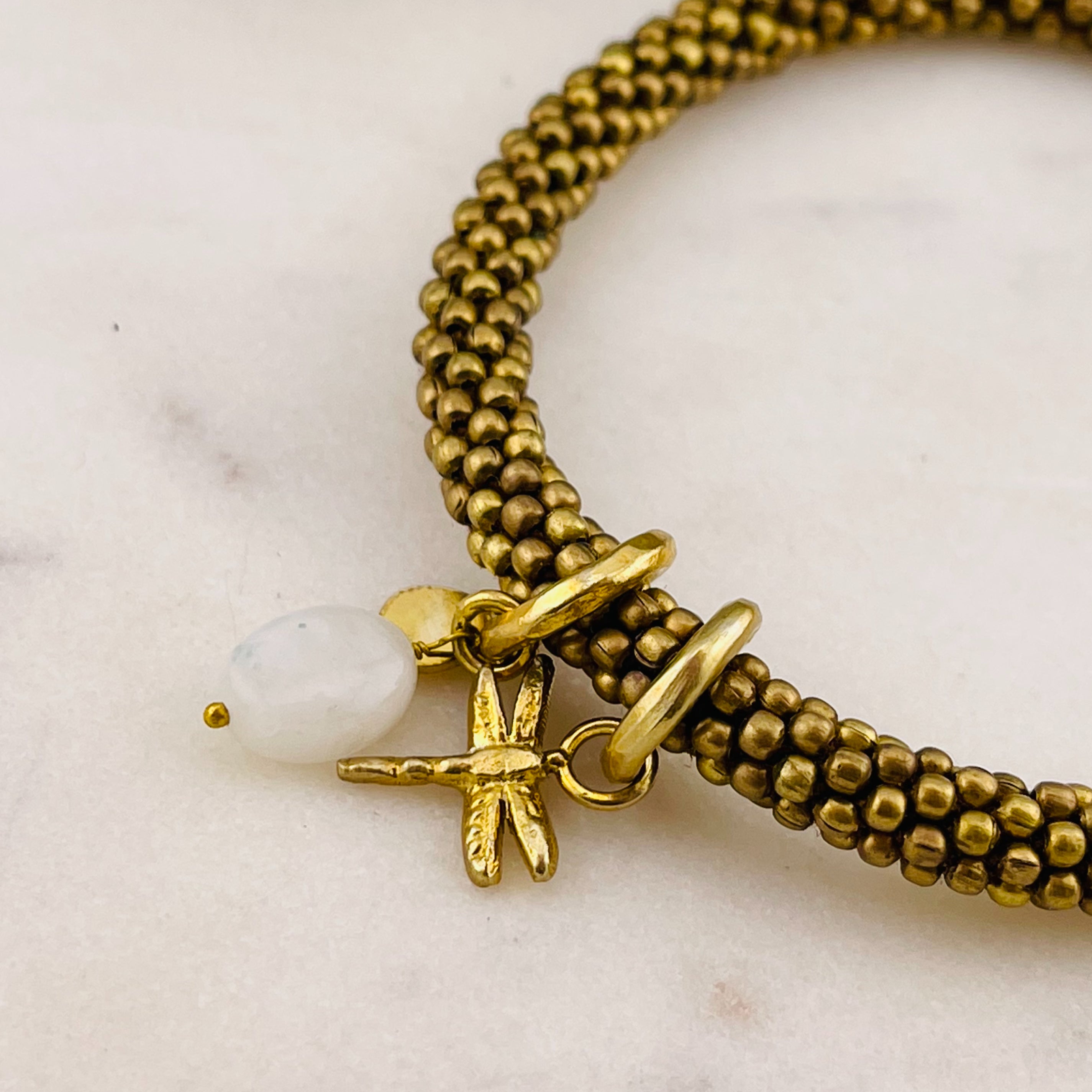 Goldperlenarmband mit Anhängern Jacky Moonstone Dragonfly