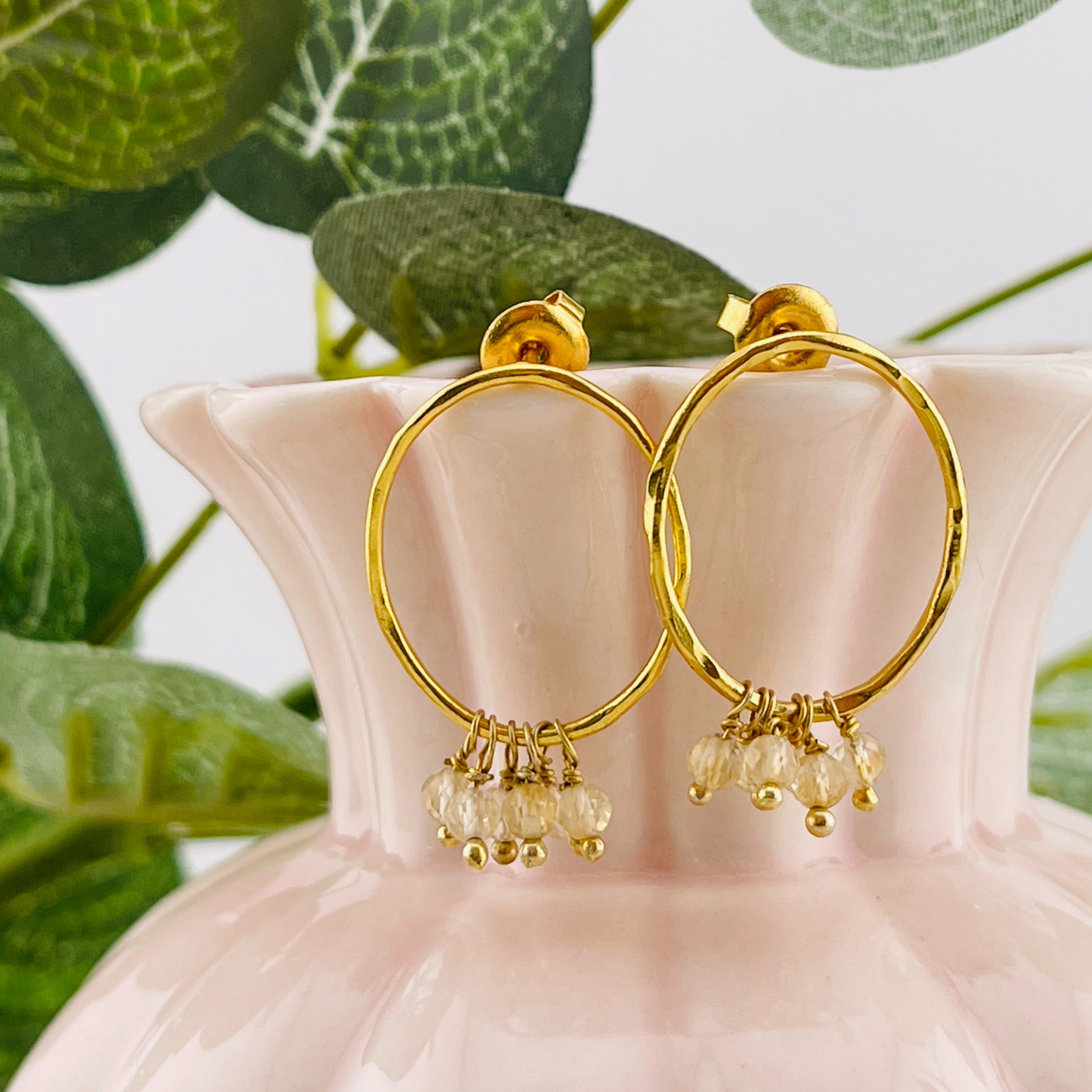 Goldene Ohrringe mit Reifen und Citrinperlen Serenity Citrine