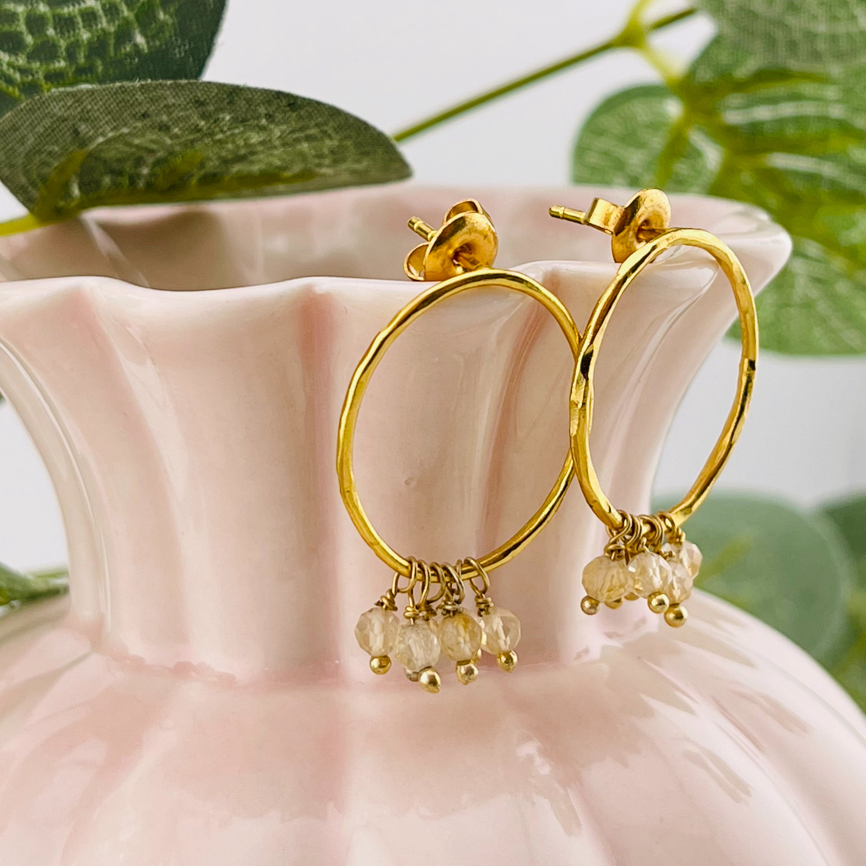 Goldene Ohrringe mit Reifen und Citrinperlen Serenity Citrine