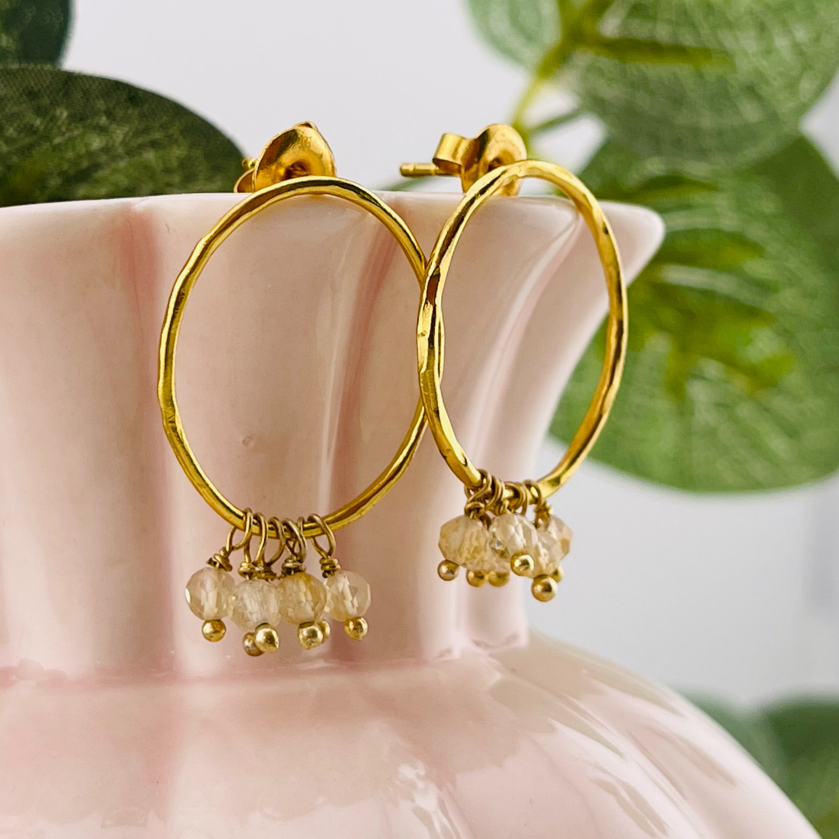 Goldene Ohrringe mit Reifen und Citrinperlen Serenity Citrine