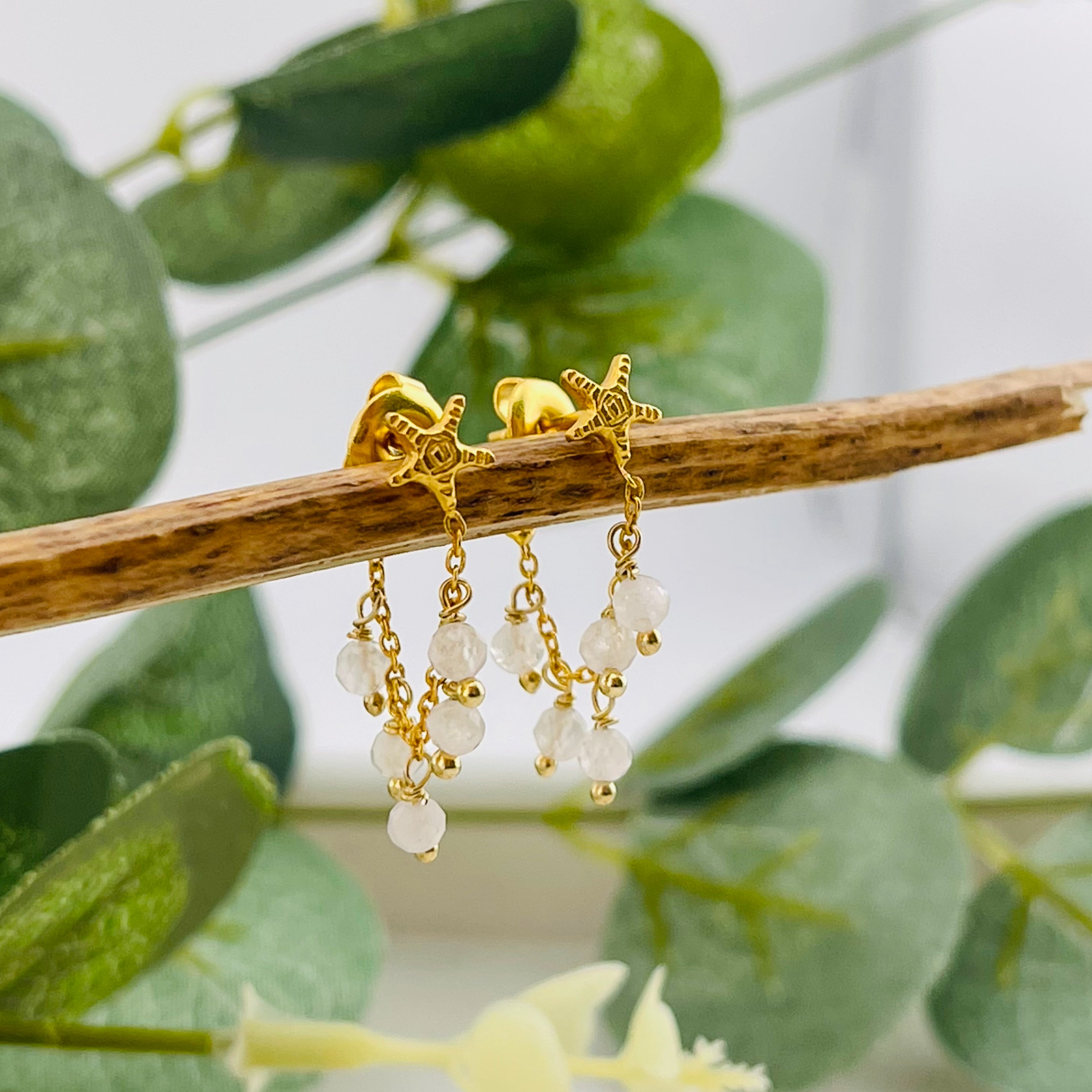 Goldohrstecker mit Libelle und weissen Perlen-Anhängern Utopia Moonstone